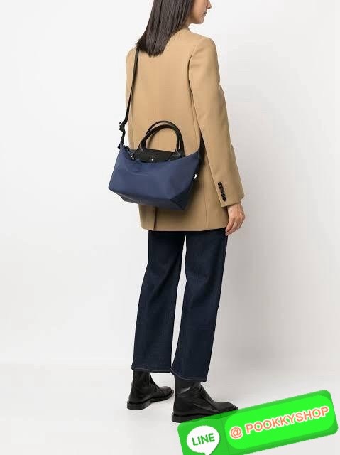 Longchamp LE PLIAGE ENERGY S HANDBAG LE PLIAGE รีไซเคิล ECONYLสไตล์สปอร์ต ทันสมัย และใช้งานได้จริง น้ําหนักเบา กระเป๋าใบนี้เป็นเครื่องประดับที่มีเสน่ห์ในอุดมคติที่จะติดตามคุณในทุกกิจกรรมยามเย็นของคุณ มาพร้อมกับสายสะพายไหล่ปรับได้ สามารถพกพาได้ ทั้งแบบถือแ