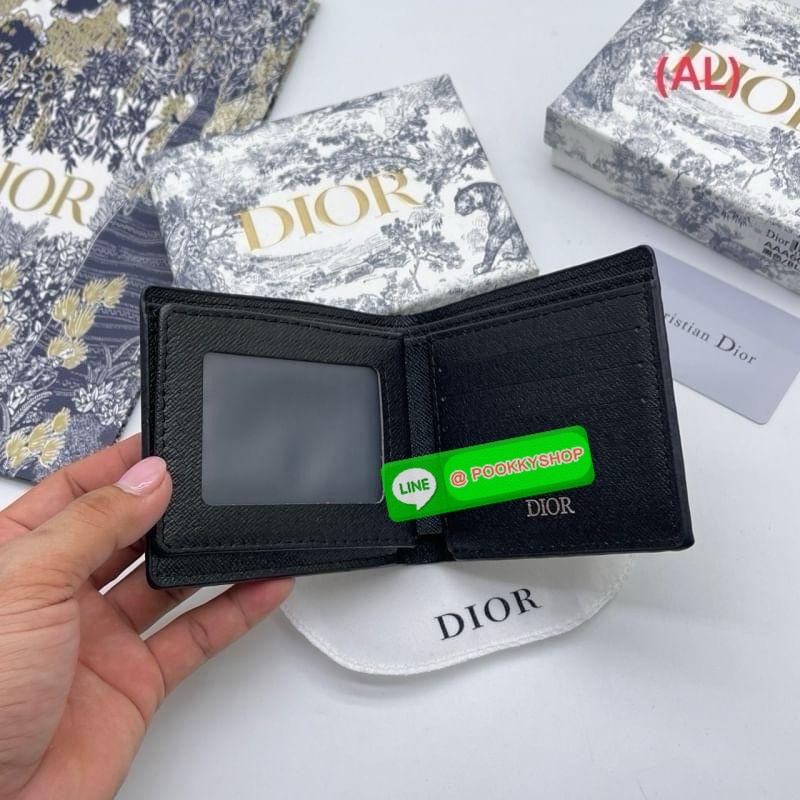 DIOR Bifold Wallet with CD Diamond Print กระเป๋าสตางค์ใบสั้น พิมพ์ลวดลาย Diamond หรูหรา โทนสีใช้งานง่าย คลาสิกตามแบบฉบับแบรนด์ ไอเท็มที่ท่านชายห้ามพลาดค่ะ มาพร้อม Box Set ที่สุด Special exclusive