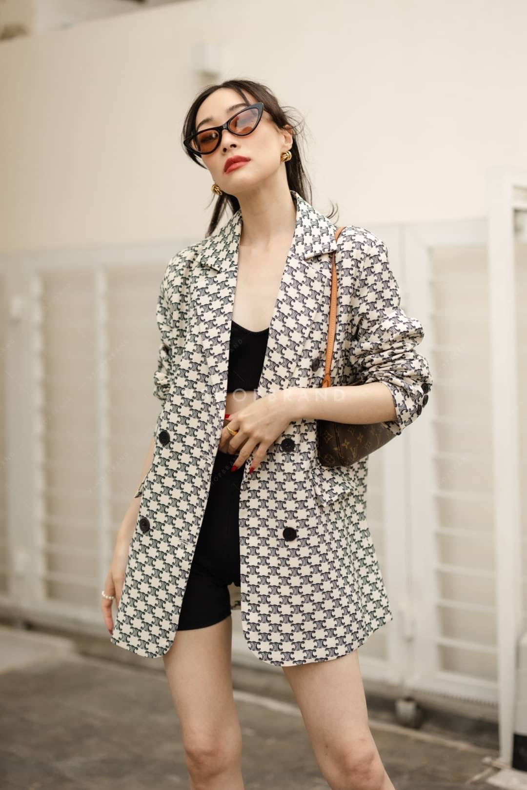 เบลเซอร์สูทสุดชิค ใส่คลุมแมทช์กับอะไรก็ให้ลุคสวย เก๋ เป็นสาวดูมีสไตล์ ด้วยผ้าสูทเนื้อดี รีดอัดกาวขึ้นทรงสวย คัตติ้งเนี้ยบ มีซับใน พิมพ์ลาย สุดปังมากเลยค่ะ งานสวยมากค่ะ