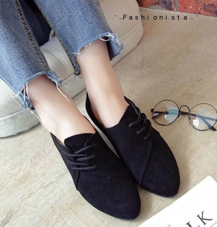 สินค้าขายดี มาอีกรอบพร้อมส่ง!! รองเท้าคัชชูลำลองสไตล์วินเทจ วัสดุหนังสักกะหราด ดีไซน์เรียบแต่ดูดีสะดุดตา แต่งเชือกหน้าเพิ่มความเก๋ พื้นแบนเดินสบาย ทรงเก็บหน้าเท้าใส่แล้วดูเท้าเรียว แมชชุดได้หลายสไตล์ ใส่ได้ตลอดไม่มีตกเทรนด์ งานสวยเหมือนแบบค่ะ