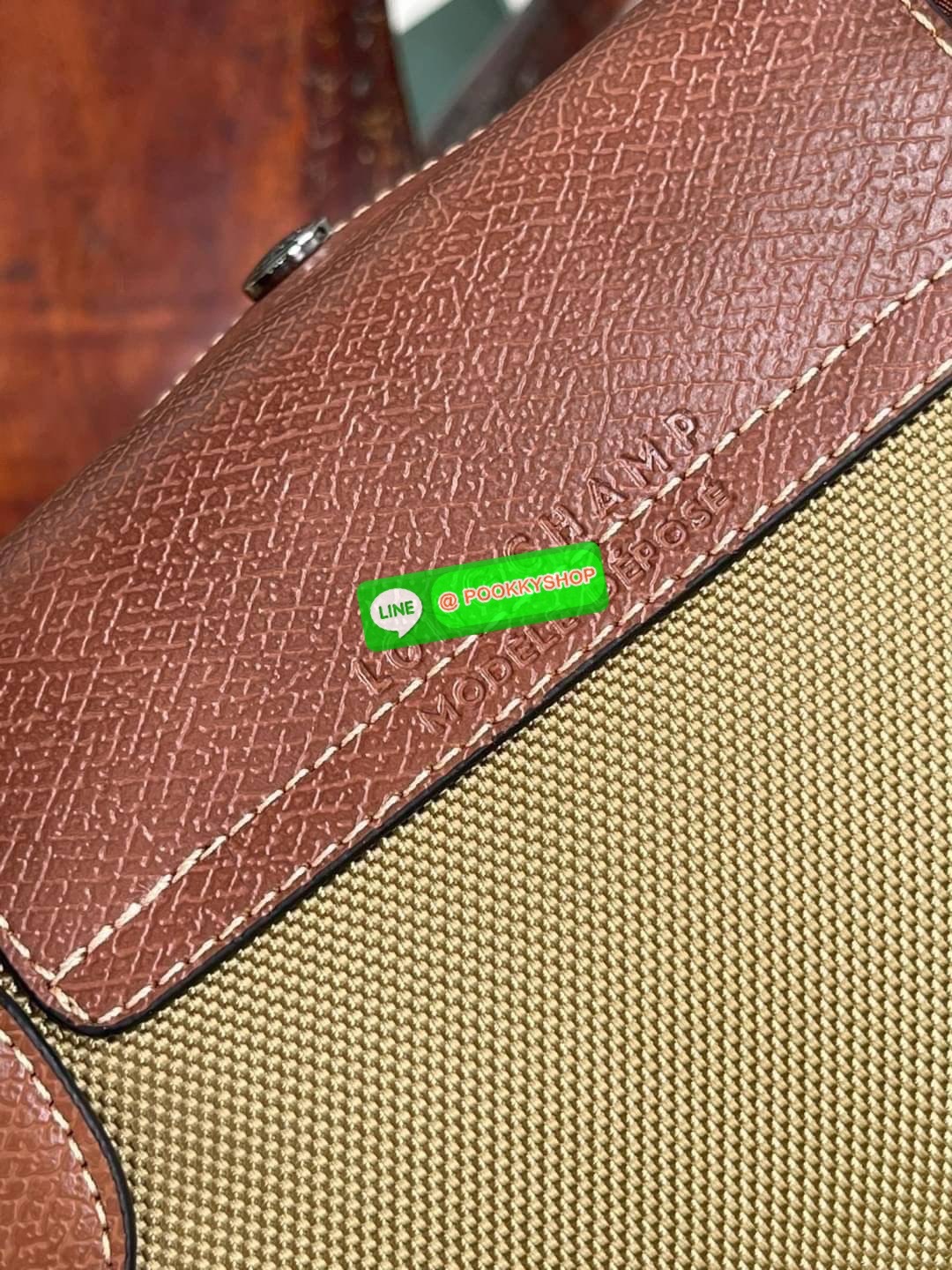 💕 LONGCHAMP BOXFORD TRAVEL BAG L กระเป๋าเดินทางขนาดใหญ่ มาพร้อมสายสะพายที่สามารถถอดได้ ให้คุณเลือกสะพายไหล่หรือถือได้ มีซิปรูดเปิดปิดกระเป๋าที่ให้คุณมั่นใจได้ว่าคุณจัดเก็บไอเท็มของคุณได้อย่างมิดชิด บ็อคฟอร์ด (BOXFORD) สะท้อนความเป็นเอกลักษณ์ของแบร