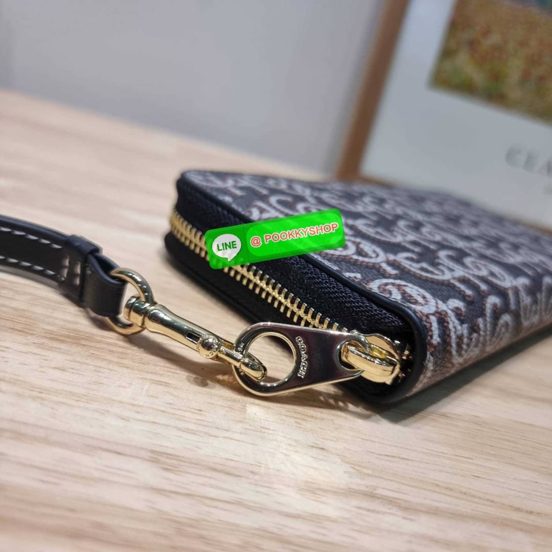 COACH CF521 LONG ZIP AROUND WALLET WITH SIGNATURE MONOGRAM 🔆 Details กระเป๋าสตางค์ใบยาว คอลเลคชั่นใหม่ กับดีไซน์ใหม่ ฉีกกฏทุกการดีไซน์ ด้วยลวดลายโมโนแกรมรอบใบโดดเด่น สะดวกใช้งานด้วยสายคล้องมือที่สามารถถอดออกได้ พกพกง่ายที่สุด รูดใช้งานด้วยซิปรอบใบ