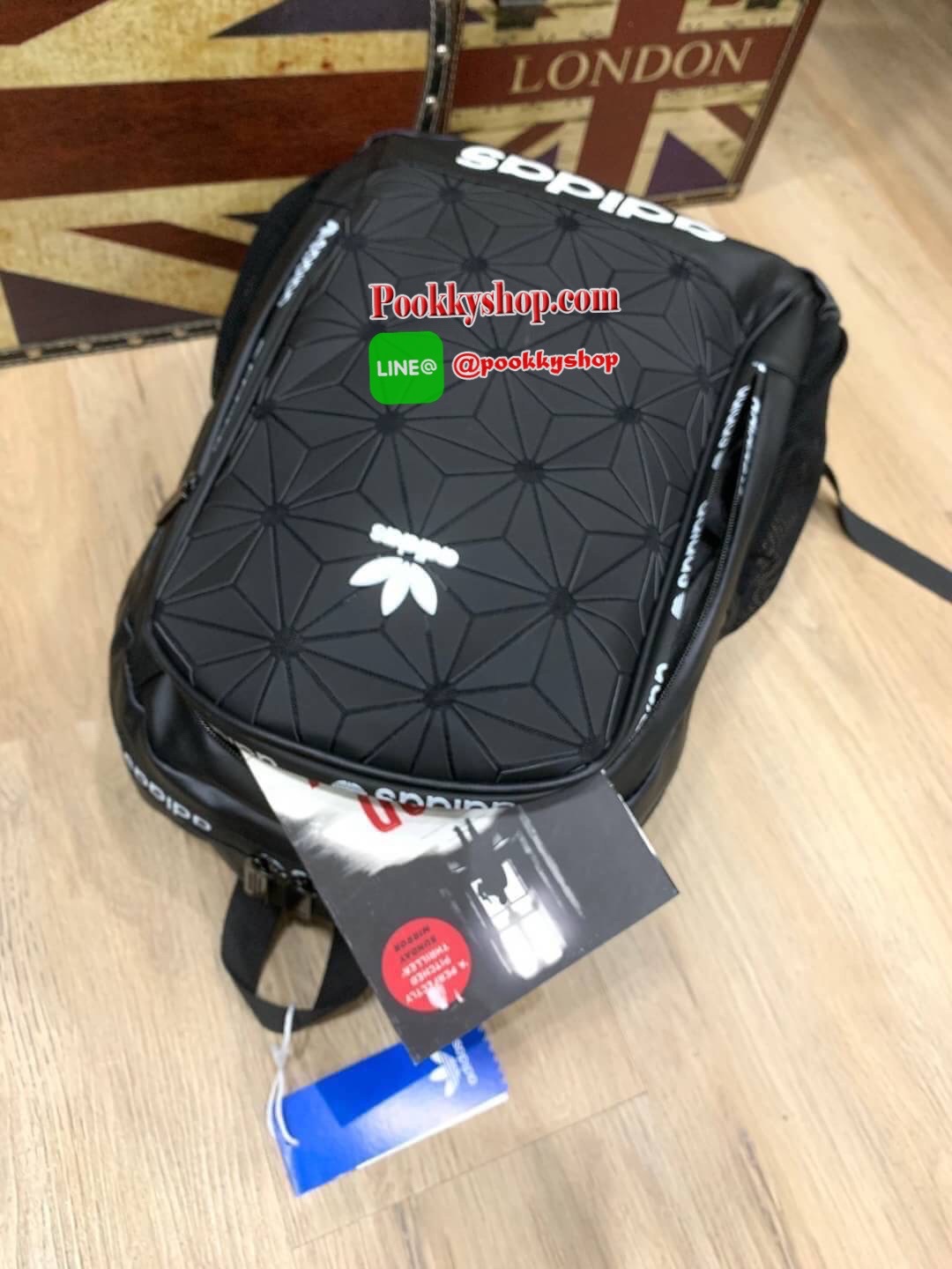Adidas Originals 3D Backpack กระเป๋าสะพายหลัง 3D ลุคสุดล้ำของกระเป๋าสะพายหลัง ที่มาพร้อมช่องกระเป๋าซิปและลายพิมพ์สามมิติแบบอสมมาตร ดูดีมีสไตล์ด้วยการใช้วัสดุเลียนแบบหนังที่ทันสมัย ให้คุณมีพื้นที่มากขึ้นในการจัดเก็บ ด้วยช่องกระเป๋าด้านหน้าและด้านใน มีช่องส