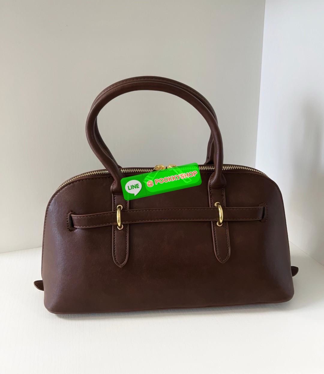 MIU MIU leather satchel bag 🔖พร้อมส่ง!! กับกระเป๋าหิ้ว หรือคล้องมือ หนังแท้อย่างดีสวย 🔖ดีไซด์เก๋แบบตัดคาดเข็มขัดด้านหน้า อะไหล่ทองสวยค่ะ 🔖เปิด-ปิดแบบซิปคู่ ซิปลื่น รูดได้รอบค่ะ ภายในกว้างมาก หายห่วงเรื่องใส่สัมภาระเลยค่า มีช่องซิปแ
