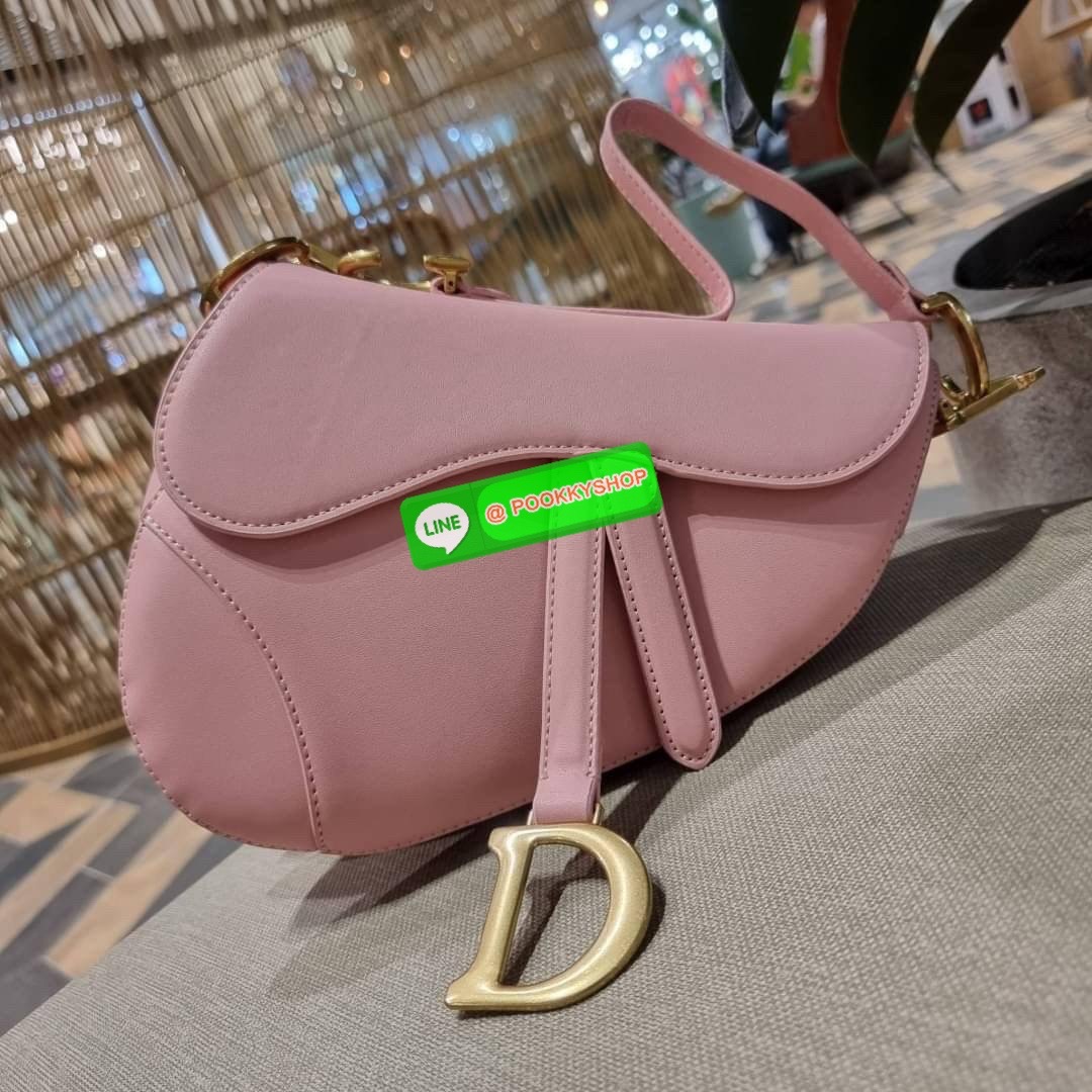 CD SADDLE BAG CALFSKIN กระเป๋าสะพายข้างพรีเมี่ยมกิ๊ฟ ทรงสวยไม่ซ้ำใคร กิมมิคในตัว ดูแพง ไซส์ใหญ่ ดีไซน์ย้อนยุค เป็นเอกลักษณ์สวยทุกแบบ เปิด-ปิดด้วยกระดุมแม่เหล็กซ่อน ใช้งานง่ายมากๆ ภายในเป็นช่องโล่ง มีช่องซิป วัสดุหนังลูกวัวฟอกสี ใส่ของสำคัญได้เลย หมดห่วง ม