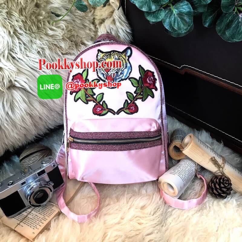 ALDO Grawn Satin Backpack with Tiger&Rose Patches กระเป๋าเป้สะพายหลังจาก ALDO แบรนด์ดังแคนนาดา ดีไซน์สุดชิคปักลายเสือและดอกไม้สวยทั้ง2สี ด้านหน้ามี 1 ช่องซิป เปิดปิดด้วยซิปคู่สะดวกใช้ ภายในมีโลโก้ ช่องซิปและช่องใส่ของ จุได้เยอะ ใส่ ipad ได้ น้ำหนักเบา หูจ