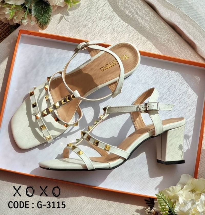 สินค้าพร้อมส่ง พื้นตีแบรนด์ : Valentino (กล่องน้ำตาลเรียบ, ไม่มี อปก.) คัชชูทรงเปิด อีกรุ่นที่ขายดีตลอดกาล เคยมีแล้ว แล้วกลับมาซื้อซ้ำ แบบเดิมอีกรุ่น ที่บอกไว้เลย ต้องมีจร้า งานลงแล้วจร้า วิ งานนี้ไม่ใหญ่แน่ๆวิ สวย ราคาเบาๆ คุ้มมากๆ วัสดุหนัง PU ติดอะไหล่