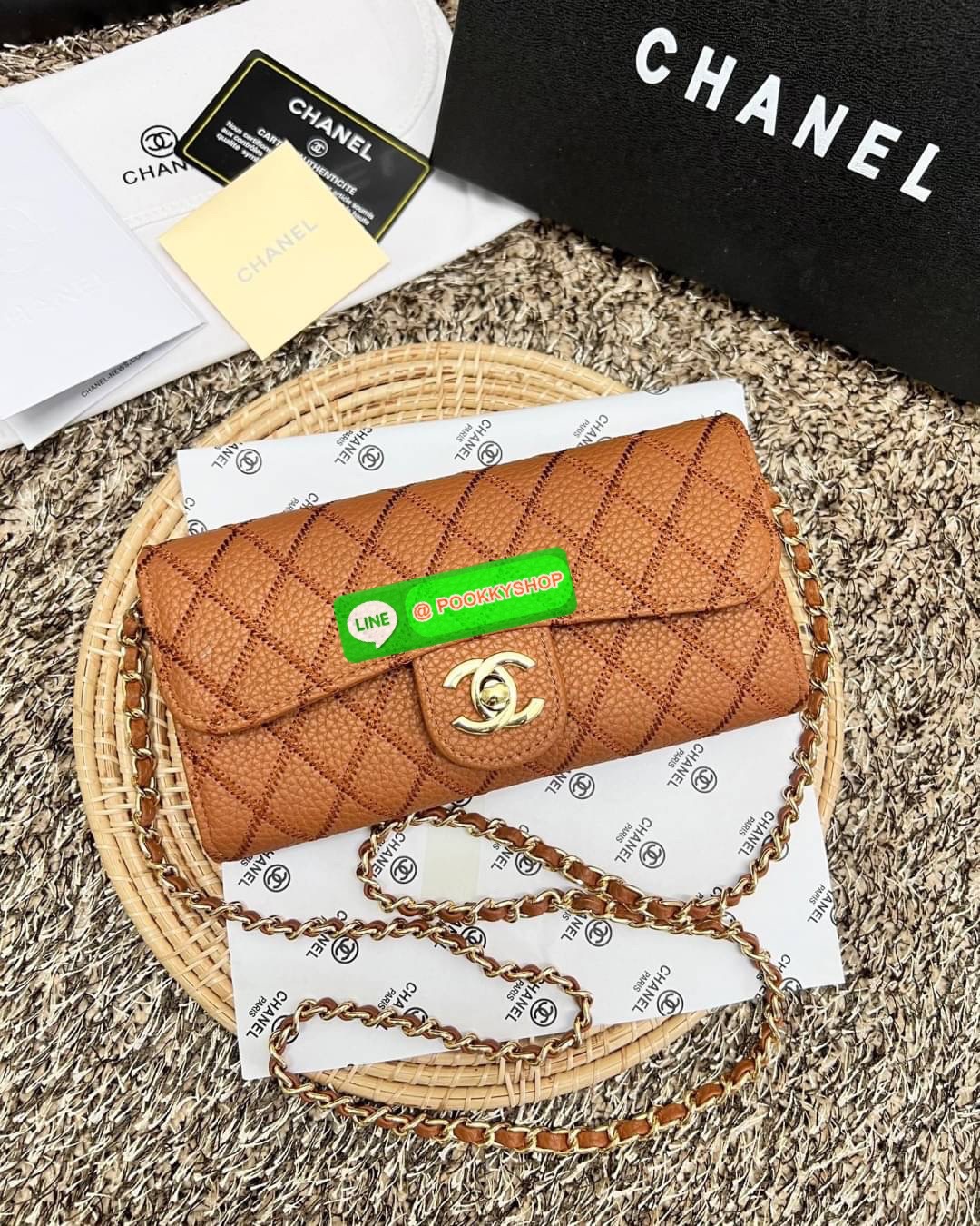 New in! สวยกริปมากๆค่ะ สาวๆที่มีบัตรเยอะๆหรือชอบพกเงินสดเยอะๆ แนะนำรุ่นนี้เลยค่ะ ไม่ผิดหวังแน่นอน CHANEL CHAIN WALLET//CLUTCH BAG ((vip gift ตปท)) พร้อมส่ง บอกเลยน้องสวย ไร้ที่ติเลยค่า! กับกระเป๋าสะพายแบบครอสบอดี้ร์หรือถือแบบคลัทเป็นกระเป๋าเงินเก๋ๆได้เลยค