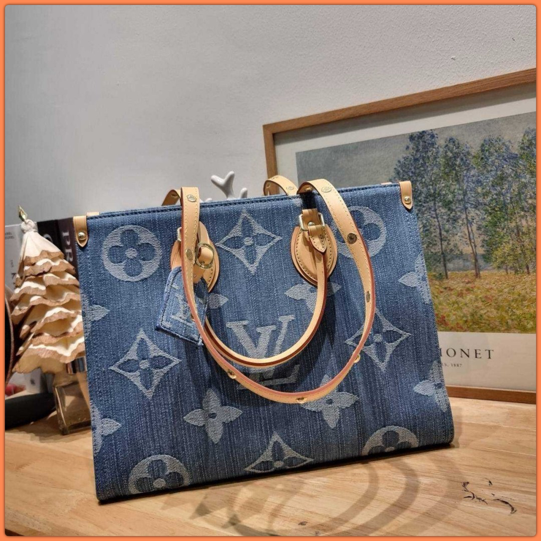 LV on the go mm monogram denim tote bag 🔆 Details ดีไซน์ใหม่รับซัทเมอร์! ห้ามพลาด! กับกระเป๋าทรงโท้ทสไตล์เดนิม ที่ใครเห็นต้องเป็นคลั่งรัก ผู้ดี หรูหราได้ทุกลุค ทุกสไตล์ มาพร้อมหูจับในตัวที่มีดีเทลหมุดตลอดเส้น หรือจะเกี่ยวสายครอสสะพายก็อัพลุคได้เลย