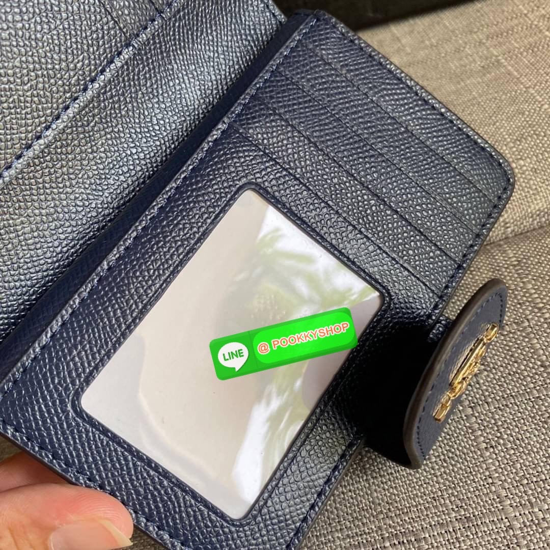 COACH 6390 MEDIUM CORNER ZIP WALLET กระเป๋าสตางค์ใบกลาง สีพื้นเรียบหรู วัสดุcrossgrain ภายในมีช่องใส่บัตรและธนบัตรได้ทุกชนิด มีช่องซิปใส่เหรียญ ขนาดกะทัดรัดพกพาง่าย คนชอบจัดระเบียบกระเป๋าสตางค์แนะนำเลยจ้า