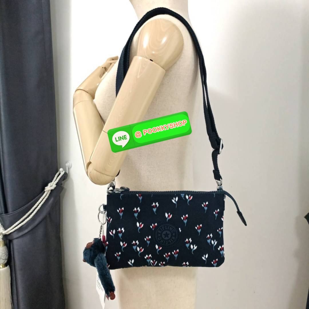 KIPLING Creativity X Crossbody Bag กระเป๋าสะพายวัสดุ Nylon&Polyester 100% ขนาดกำลังน่ารัก เปิดปิดด้วยซิป มา พร้อมพวงกุญเเจลิงน้อย ด้านในมีช่องใส่ของ2ชช่อง เพิ่มตรงกลางมีช่องซิปอีก1ช่อง มีสายคล้องพวงกุญแจ ใส่ของได้จุมาๆเลยค่ะ มีสายสะพายยาวเลื่อนปรับระดับได