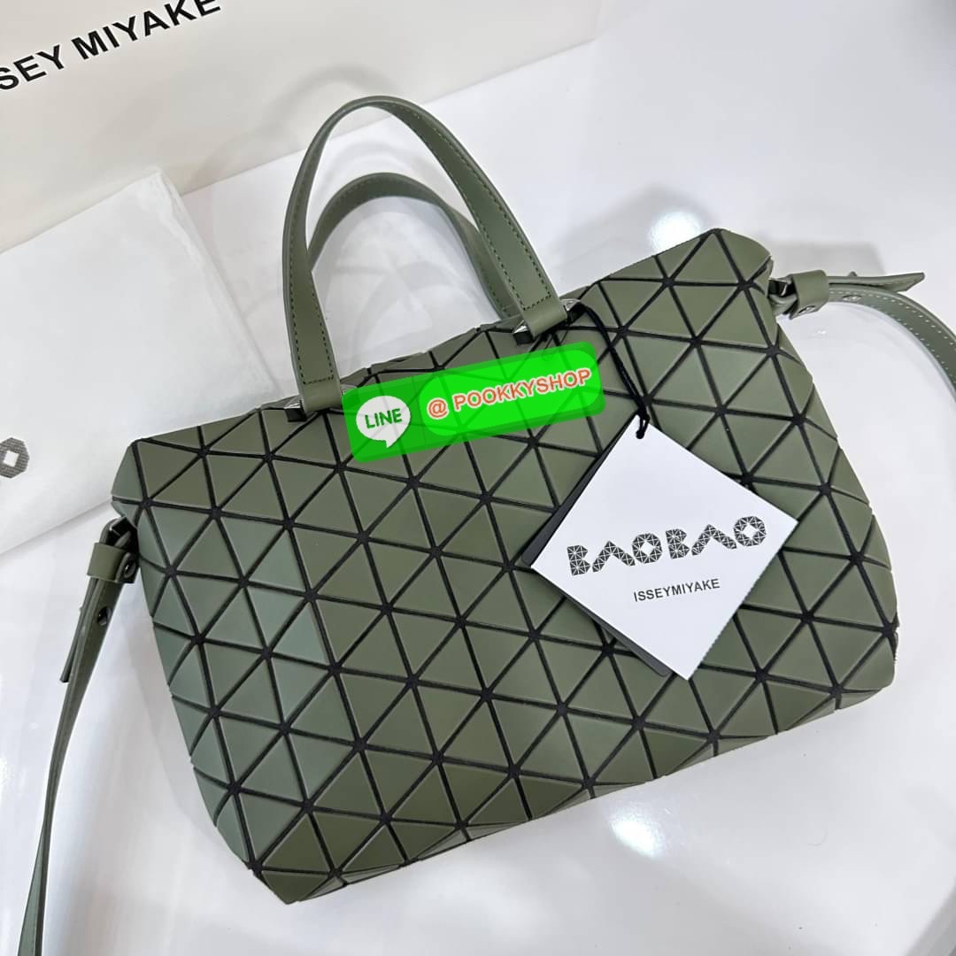 Bao Bao issey Miyake Tonneau Small Matte Bao Bao Issey Miyake รุ่น TONNEAU (ทอนโนะ) กระเป๋าทรง Boston Bag ที่โดดเด่นด้วยลายแพทเทิร์น 3 เหลี่ยมด้านเท่าเรียงต่อกัน ทำให้กระเป๋าใบนี้มีความโดดเด่นทั้งในเรื่องของดีไซน์ที่ทันสมัย และการใช้งานที่ครบทุกฟังก์ชั่น