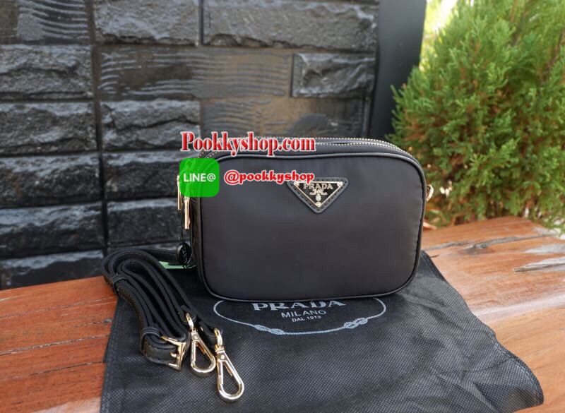 Best Seller อีกหนึ่งรุ่นค่ะ กระเป๋าอเนกประสงค์ จากแบรนด์ PRADA *พรีเมียมกิ๊ฟ** เป็นทรงสี่เหลี่ยม กระเป๋าเป็นผ้าไนล่อน ตามแบบฉบับของแบรนด์เลย ใบนี้มีสายยาว ปรับได้ 3 ระดับ สามารถสะพายเป็น shoulder bag ได้เลย ขนาดกำลังดีค่ะ มี2ซิป 2 ช่อง แยกใส่ของจุกจิ๊กได้