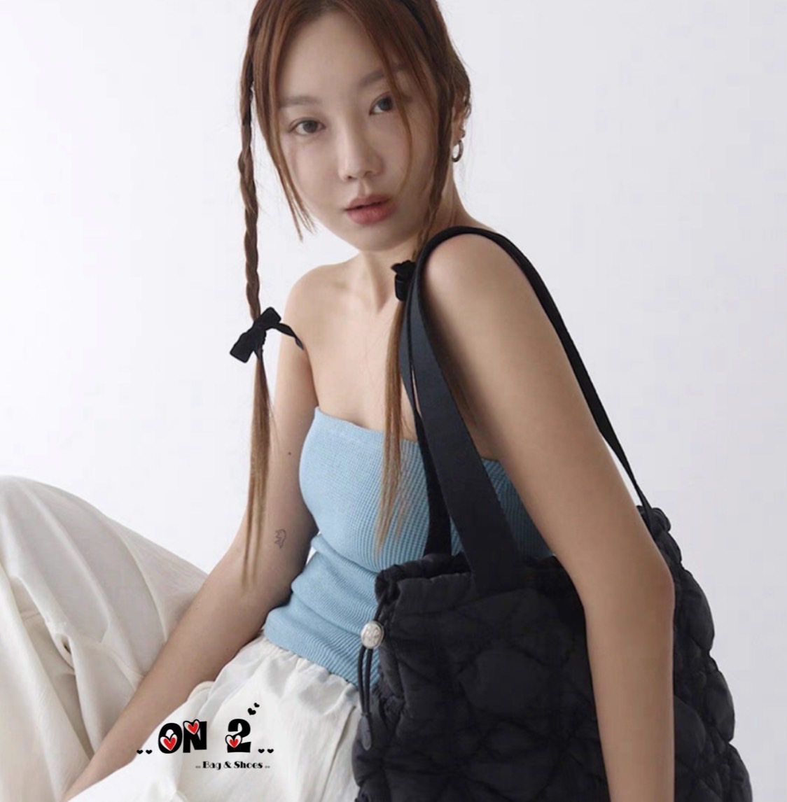 Memo Carlyn weekender (hot)(hot)(hot) งาน 1:1 (good)วัสดุตัวกระเป๋าทำจากผ้ากันน้ำอย่างดี waterproof (water) ผ้าขาวอะหลั่ยสีทอง ผ้าดำอะหลั่ยสีเงิน ปากกระเป๋าเป็นปากรูด งานปั๊มทุกจุด สายกระเป๋าทำจากผ้าทอ สะพายขึ้นไหล่ได้ งานปั๊มทุกจุด ถุงผ้า ,plastic bag, ก