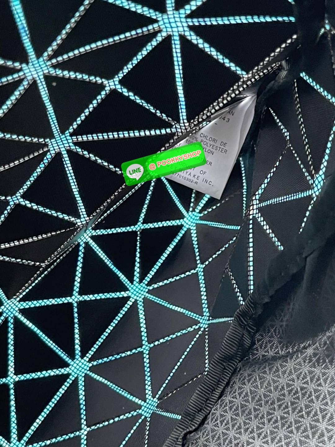 Baobao Issey Miyake Prism Kangaroo tote bag กระเป๋าถือทรงโท้ทที่ประดิษฐ์ขึ้นอย่างเชี่ยวชาญในญี่ปุ่น มาพร้อมแผงเรขาคณิตสำหรับการออกแบบที่ได้รับแรงบันดาลใจจากกระดาษพับ ซิลลูเอทอันเป็นเอกลักษณ์นี้ปิดท้ายด้วยสายรัดแบบอสมมาตร มีการพัฒนาโครงสร้างทรงสามเหลี่ยมเพ