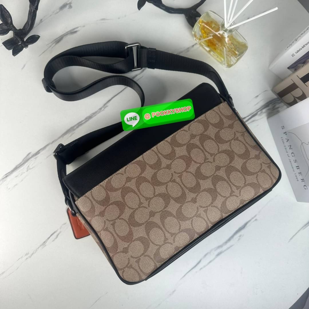กระเป๋า COACH TRACK CROSSBODY IN COLORBLOCK SIGNATURE CANVAS (COACH C2725) กระเป๋าสะพายใบใหญ่ Unisex ที่เท่ได้ทั้งชายและหญิง วัสดุหนังแท้ หนังนิ่ม สัมผัสมือดีมากๆ เก็บดีเทลด้วยหนังแคนวาสคุณภาพ เนียบคมกริบ อยู่ทรงสวย ขนาดกำลังดี ไม่เล็ก ไม่ใหญ่เกินไป ด้านใ