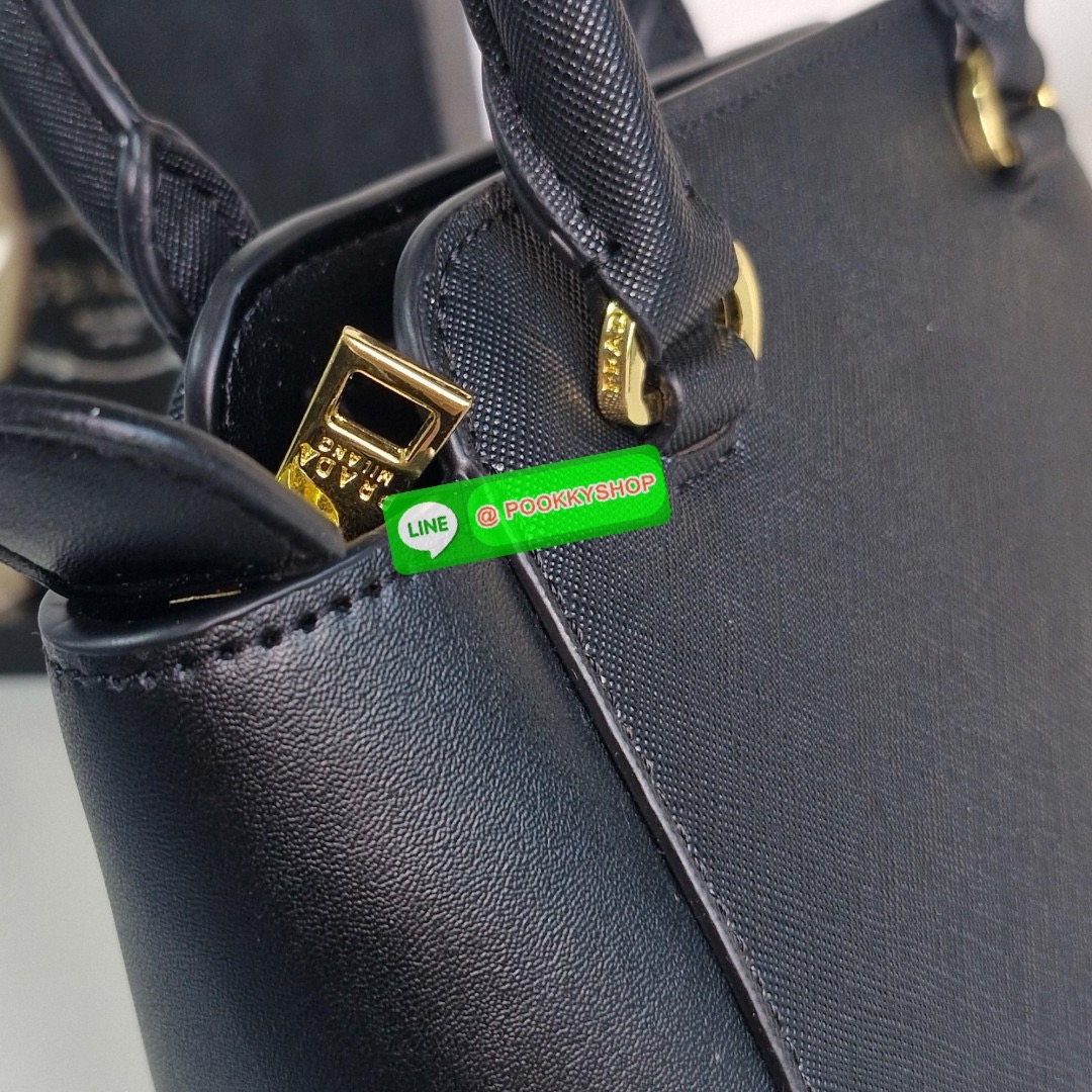 NEW ARRIVIAL มาใหม่กับกระเป๋าถือทรงยอดฮิต จากแบรนด์ PRADA อะไหล่ทองใบ ตัวกระเป๋าอยู่ทรงสวย ลาย SAFFIANO เปิดปิดด้วยซิป ด้านในมีช่องแยกและช่องใหญ่ แบ่งเก็บของได้เป็นสัดส่วน ขนาดกำลังดี ใส่ของได้หลากหลาย ใส่กระเป๋าสตางค์ใบกลางได้ มาพร้อมสายยาวสะพาย CROSSBOD