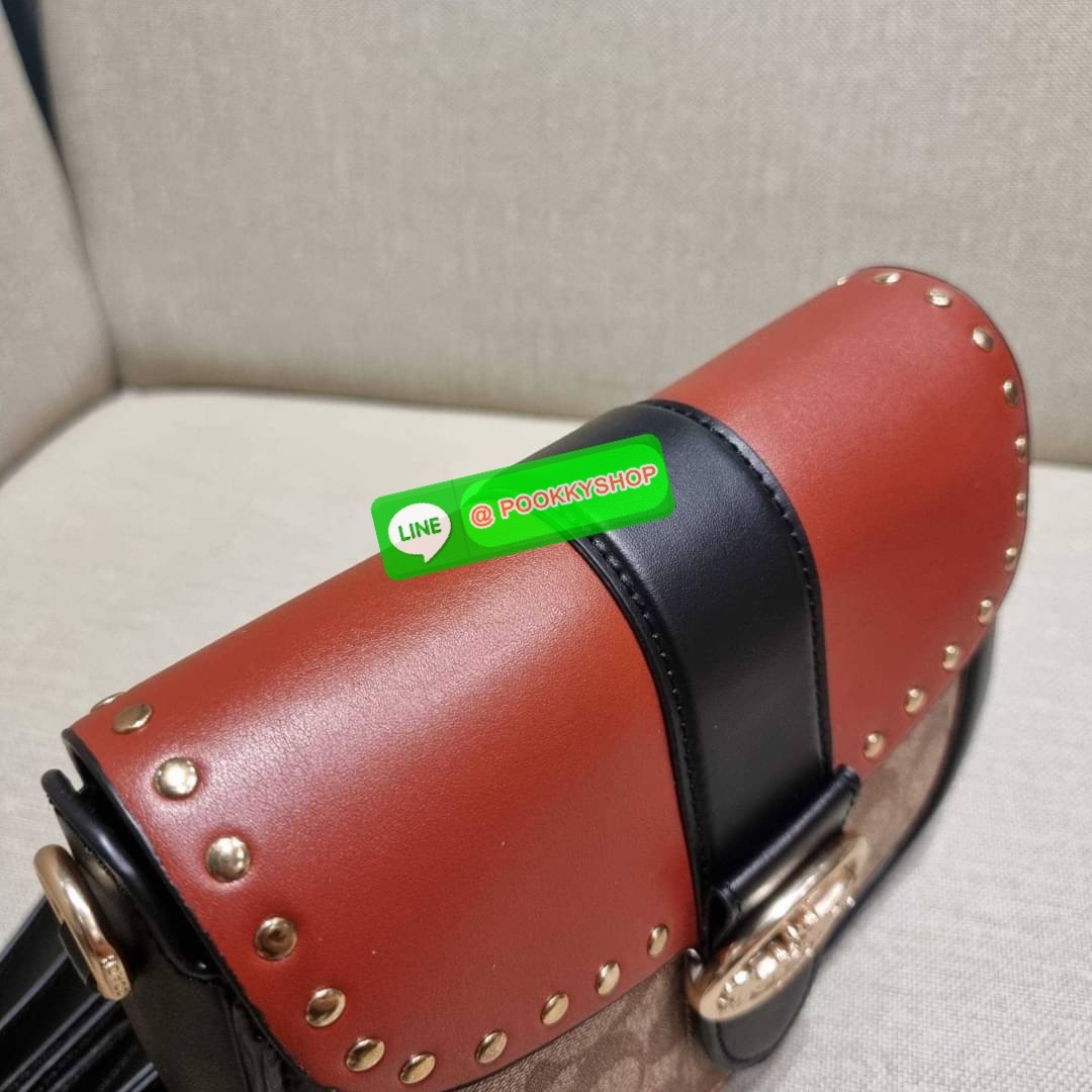 COACH C3593 GEORGIE SADDLE BAG IN COLORBLOCK SIGNATURE CANVAS WITH RIVETS ยกระดับความหรูให้กับตัวเองกันหน่อย ด้วยกระเป๋ารุ่นนี้!! ครอสบอดี้ที่ดีไซน์หรู อัพเลเวล ในราคาที่จับต้องได้ วัสดุหนังแคนวาสเคลือบสลับหนังเรียบ พิเศษไปอีกตกแต่งขอบด้วยหมุด เพิ่มดีเทลก