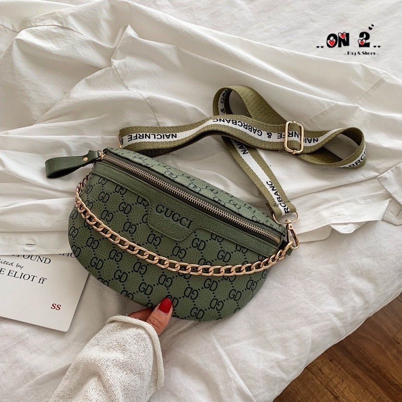 กระเป๋าสะพายข้างได้ คาดอกได้ วัสดุตัวกระเป๋าทำจากหนังแคนวาสลายgd อะหลั่ยสีทอง กระเป๋าเป็นปากซิปมาพร้อมสายสั้นเป็นสายโซ่สีทอง สายยาวเป็นสายแฟชั่นลายตามรูป