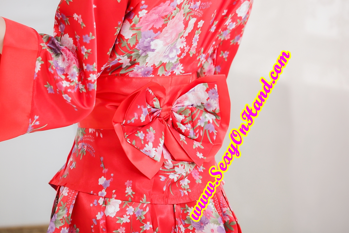 ชุดคอสเพลย์ แฟนซี ญี่ปุ่น กิโมโนสั้น กิโมโนประยุกต์ ผ้าไหมเทียมสีแดงสดลายดอกซากุระ แต่งขลิบปลายชุด กระโปรงแบบจีบรอบ พร้อมสายคาดและโบว์สำเร็จรูป สีแดงเซ็กซี่ เย้ายวน +G stringเข้าชุดคะ