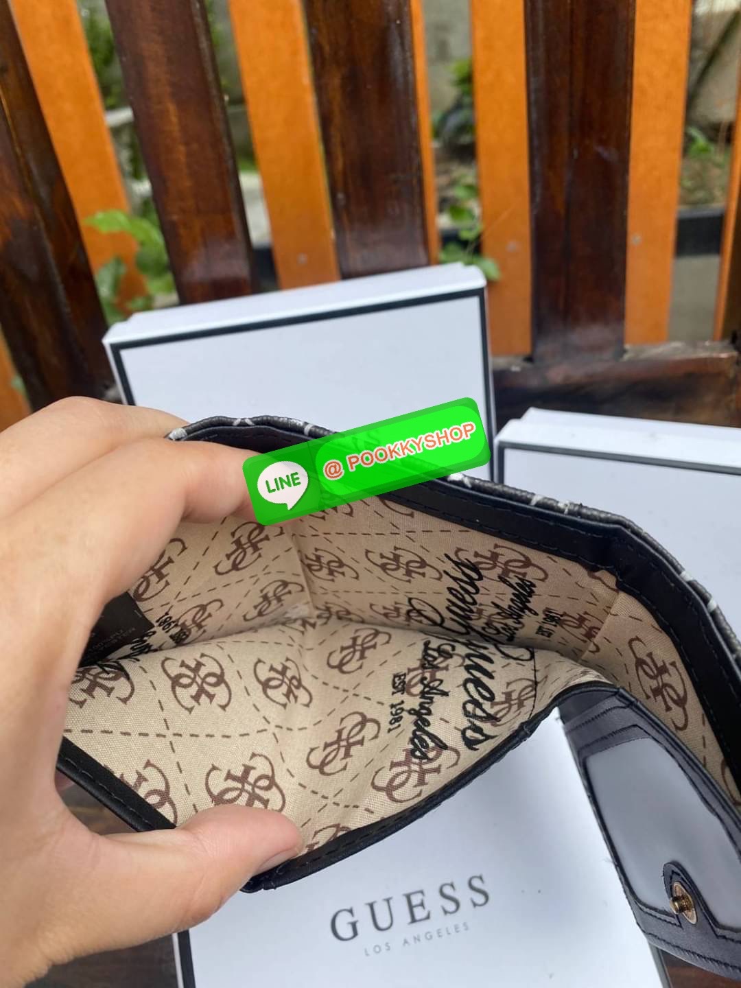 Guess กระเป๋าสตางค์ใบสั้น 3 พับ พร้อมกล่อง มีช่องใส่บัตร ใส่แบงค์พันได้ไม่ต้องพับ ข้างหน้าติดโลโก้แบรนด์อะไหล่ทอง สวย หรู ดูแพง ไปอีกจ้า