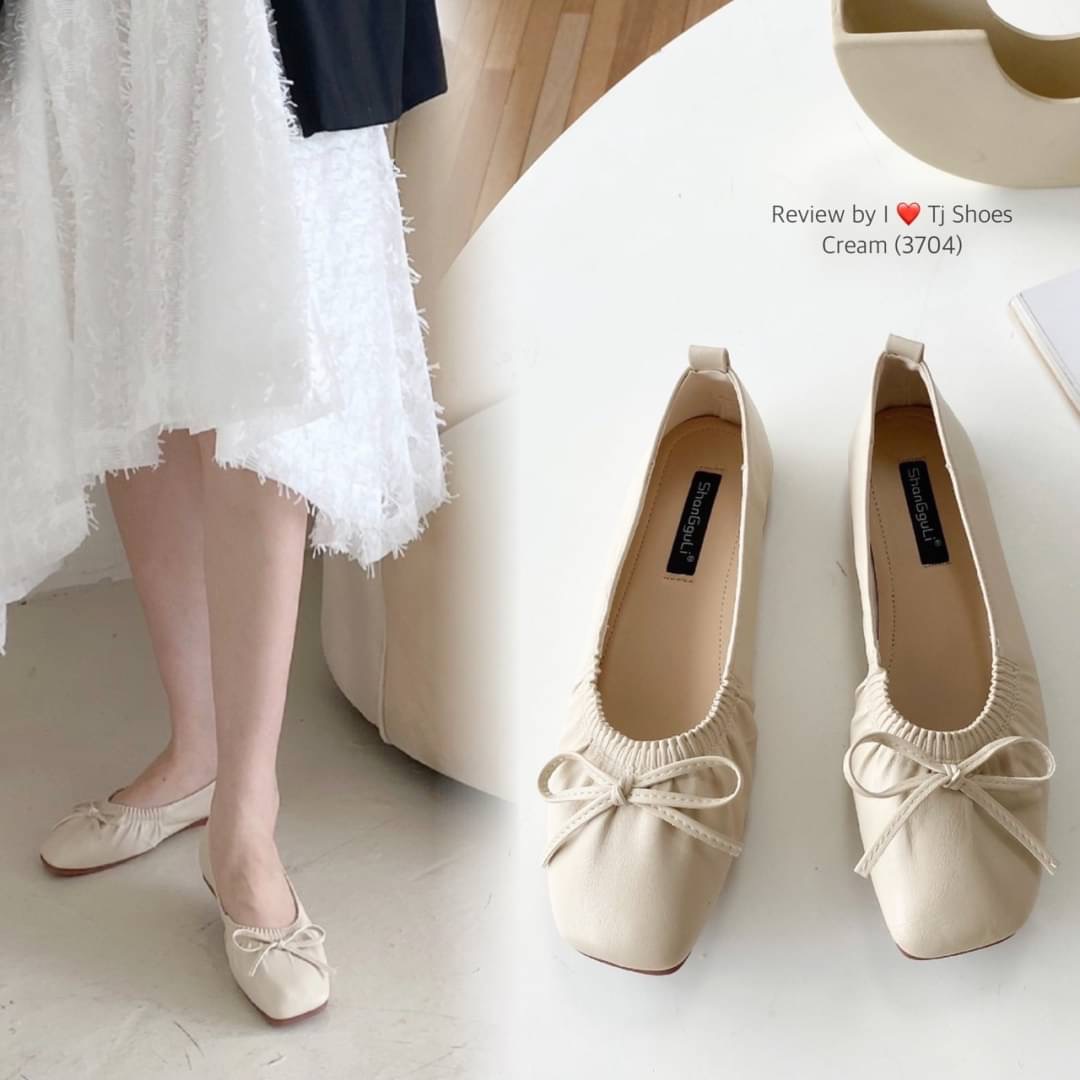 พร้อมส่งรองเท้าคัชชูนำเข้า ขายดีสุดๆ หนังรุ่นนี้คือดีนิ่มมาก ทรงสวย สวมใส่ง่าย แต่งด้วยโบว์น่ารักๆ ใส่ได้เรื่อยๆ ใส่สบาย ส้นยางอย่างดีบิดงอได้ช่วยลดแรงกระแทกเวลาเดินได้ดี แมทกับชุดง่าย ใส่กับอะไรก็น่ารักสุดๆ ควรมีไว้เป็นคู่โปรด ของจริงงานดีมากสวยมาก ตรงปก
