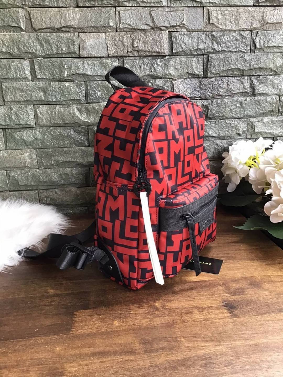 LONGCHAMP LE PLIAGE LGP BACKPACK รายละเอียด • วัสดุ: ผ้าใบ • อะไหล่: นิกเกิล • ตัวกระเป๋า: ผ้าใบโพลีอะไมด์เคลือบด้านใน • ตกแต่ง: หนังวัว รายละเอียดภายนอก • การปิด: ด้วยซิป • สายสะพาย: เลื่อนปรับระดับได้ • ช่อง: 1 ช่องซิป ภายใน • ช่องใส่ของ: 1 ช่อง ช่องด้า