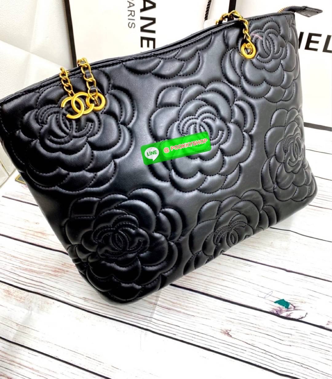 CHANEL Camellia Limited Edition Tote Bag กระเป๋าสะพายหนังแกะสีดำ ด้านหน้าลายดอกไม้คาเมลเลียสีดำ ซิปโลโก้CHANEL สายสะพายไหล่โซ่สลับหนัง จุของได้เยอะ หายาก