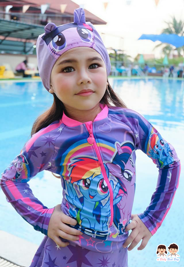 ฮ (สำหรับเด็กอายุ 6เดือน-14 ปี) Swimsuit for Girls ชุดว่ายน้ำ My Little Pony ชุดว่ายน้ำม้าโพนี่ บอดี้สูท เด็กผู้หญิง เสื้อแขนยาวกระโปรงกางเกง สีม่วง มาพร้อมหมวกว่ายน้ำและถุงผ้า สุดน่ารัก ใส่สบาย ลิขสิทธิ์ฮาสโบแท้ โพนี่แท้