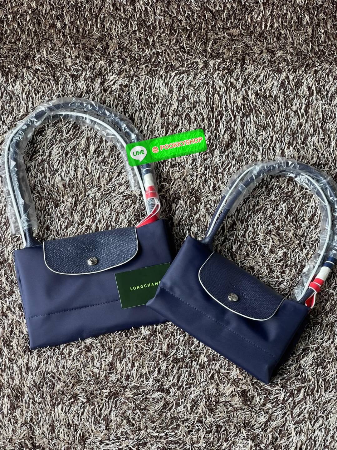 💕LONGCHAMP LE PLIAGE TRES PARIS SHOULDER BAG กระเป๋าโท้ทใบนี้ดึงดูดใจคุณด้วยรูปทรงมินิมอลและปริมาตรที่เพียงพอซึ่งสามารถเก็บเอกสารหรือแล็ปท็อปทั้งหมดของคุณได้อย่างง่ายดาย สายคล้องไหล่มีความยาวช่วยให้คุณสะพายได้อย่างสบาย ขณะที่การปิดด้วยซิปช่วยให้มั