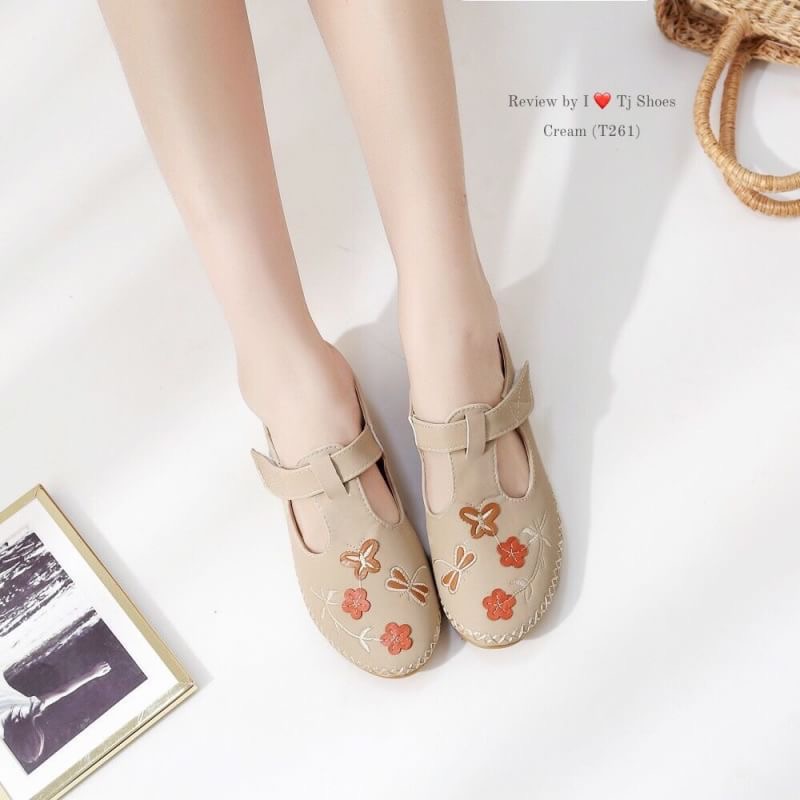 พร้อมส่งรองเท้าสุขภาพ ที่ทั้งเกร๋ทั้งน่ารักสุดๆ รองเท้ารุ่นนี้เป็นงานสั่งทำพิเศษ หนังนิ้มนิ่ม สวมใส่ง่าย จับแมทกับชุดอะไรก็เกร๋ ทรงสวย พื้นบุนิ่มใส่เดินสบายมากๆ พื้นยางอย่างดี เป็นรุ่นแนะนำ ซื้อไปรับรองไม่ผิดหวัง ห้ามพลาดเลยนร้า ช้าหมดอดเกร๋นร้า สั่งด่วนๆ