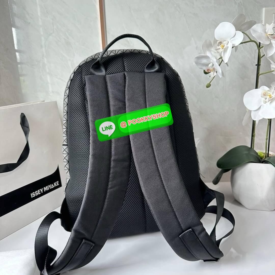 BAO BAO ISSEY MIYAKE KURO DAYPACK BACKPACK 🔖กระเป๋าเป้รุ่นฮอตทรงเรขาคณิตที่สุดในญี่ปุ่น KURO ภาษาญี่ปุ่นคือมาความเก๋ไก๋ เป็นกระเป๋าเป้ที่น้ำหนักแต่สามารถรับน้ำหนักได้ดี 🔖วัสดุ โพลียูรีเทน(Polyurethane) น้ำหนักเบา มีความแข็งแรง 🔖เปิ