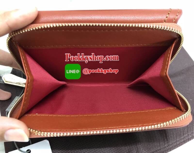 New!!! CHARLES & KEITH SMALL ENVELLOPE WALLET BAG สีออกใหม่ปี 2018 โลโก้ อะไหล่ทองค่ะ!!! พร้อมส่งสินค้าเข้าใหม่ค่ะ!!! กระเป๋าสตางค์ใบสั้น ขนาดกำลังดี หนังเรียบ ด้านหน้าปั้มโลโก้แบรนด์ เปิดปิดช่องหลักแบบแม่เหล็ก ด้านในมีช่องใส่บัตรได้ถึง15 ช่อง เยอะมากค่า