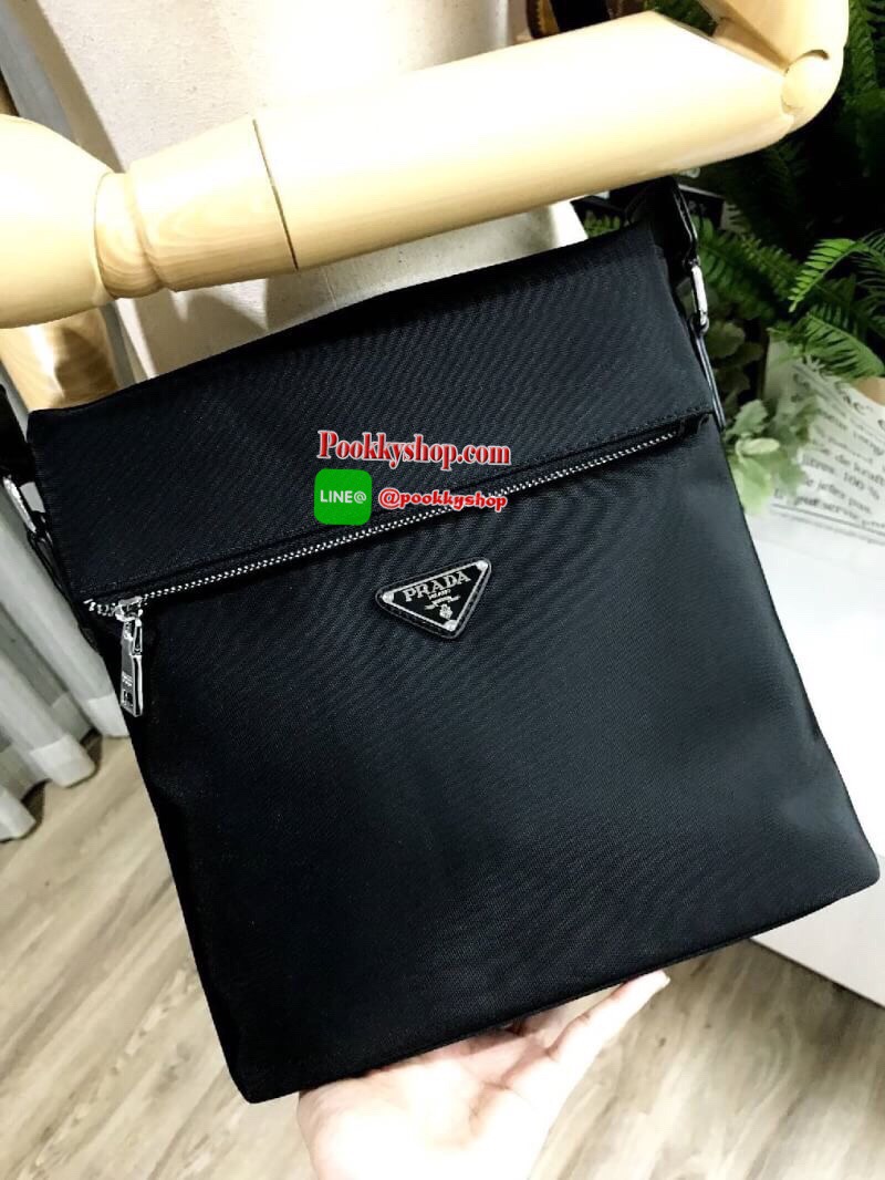 ห้ามพลาด! PRADA MESSENGER BAG VIP GIFT WITH PURCHASE (GWP) กระเป๋าสะพายทรงเหลี่ยมพรีเมี่ยมกิ๊ฟ Limited edition จากเคาน์เตอร์แบรนด์ วัสดุ Nylon เนื้อหนาด้านหน้าประดับโลโก้แบรนด์ดีไซน์คลาสสิคไม่มีเอ้าท์ ขนาดกำลังดี เปิดปิดด้วยซิปสะดวกใช้ ด้านหลังมีช่องซิป ห
