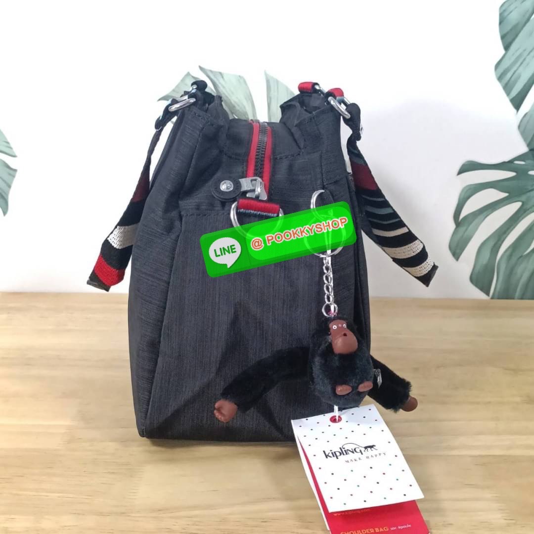 KIPLING ELISE HANDBAG กระเป๋าถือและสะพายไหล่ วัสดุ Nylon +Polyester ขนาดกำลังพอดี จุของได้มาก มีหูจับสองสาย ถือสะดวก น้ำหนักเบา มีช่องซิป ด้านหน้า ช่อง กระเป๋าหลักเปิด-ปิดด้วยซิป มี3 ช่องว่างใส่ของได้จุมากๆ ใส่มือถือได้ กระเป๋าสตางค์ใบยาว และ เครื่องสำอาง