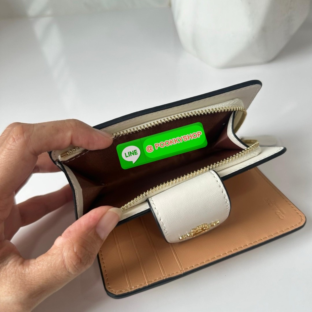 COACH MEDIUM CORNER ZIP WALLET IN SIGNATURE CANVAS WITH FLORAL PRINT(CR935) 🔖กระเป๋าสตางค์ใบกลางคอลเลคชั่นใหม่ปริ้นลายดอกไม้ 🔖วัสดุ:แคนวาสสลับหนังแท้ 🔖เปิด-ปิดด้วยกระดุมแป็ก 🔖ภายในมีช่องใส่บัตร ช่องใส่ธนบัตร และช่องซิป