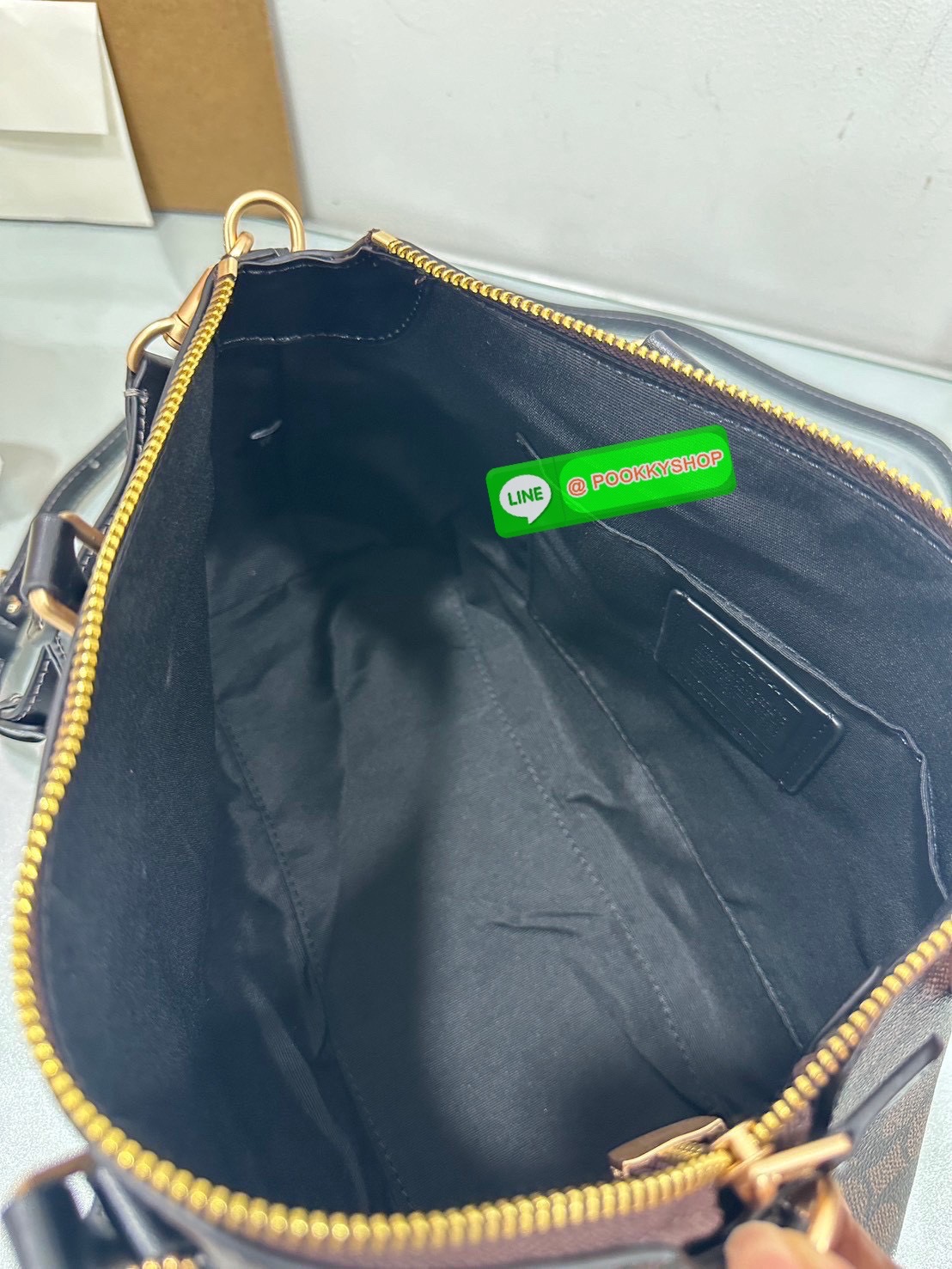 Coach CW422 Georgia Satchel Bag In Signature Canvas คลาสสิก เรียบหรู ใช้ได้ทุกโอกาส ใบนี้ไม่มีไม่ได้! Coach CW422 รุ่น Rowan Satchel คลาสสิก สวยหวานแต่ดูแพง ทรงหมอนถือได้ สะพายได้ น้ำหนักเบา ฟังก์ชันครบ ใส่ของได้เยอะ ไม่ต้องคิดนาน! จะออกงาน ทำงาน หรือใช้ท