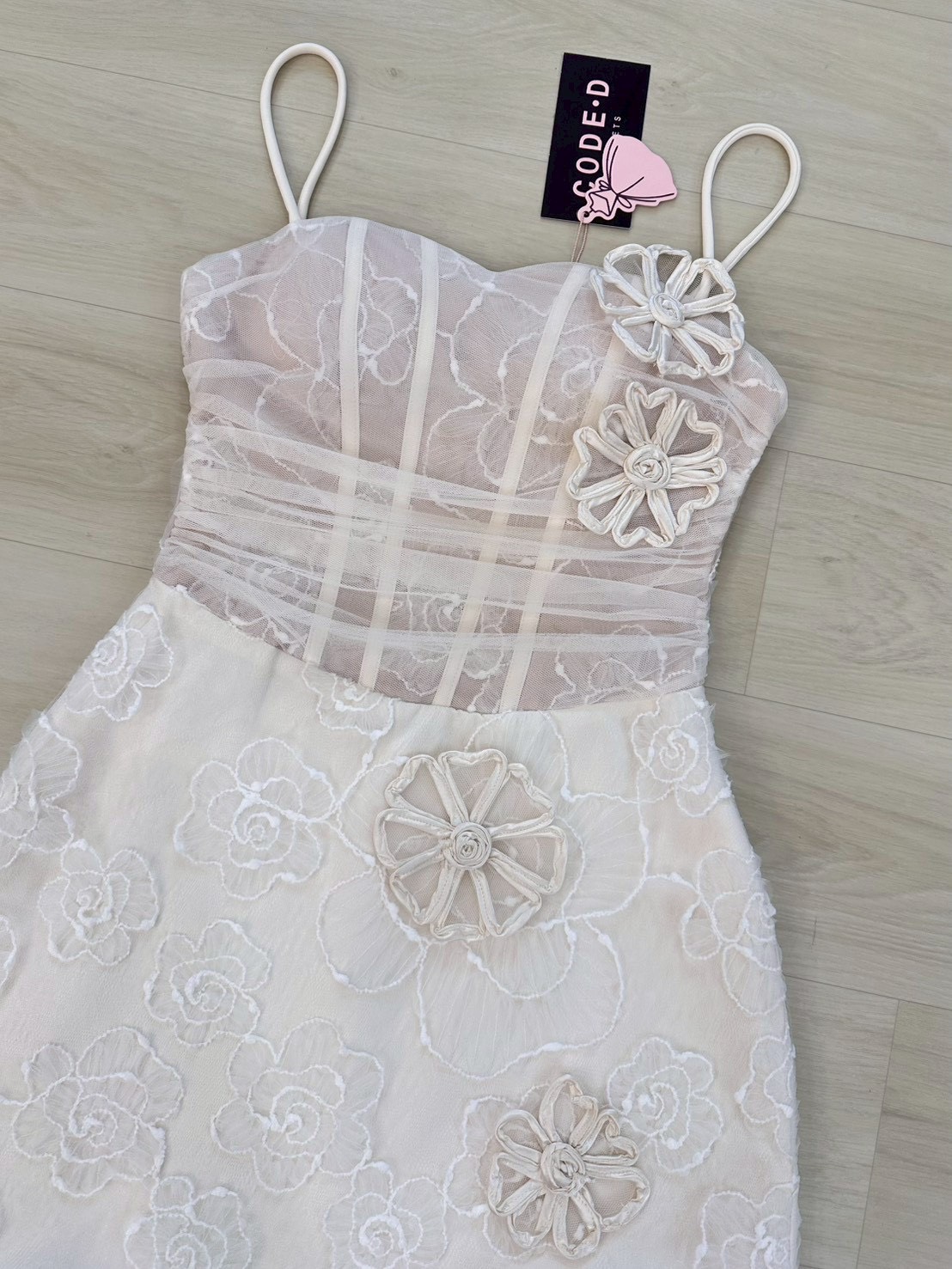 เดรสแฟชั่น มินิเดรสสายเดี่ยวสีขาว ดีเทลแต่งผ้ามุ้งลายดอกไม้ทั้งชุด