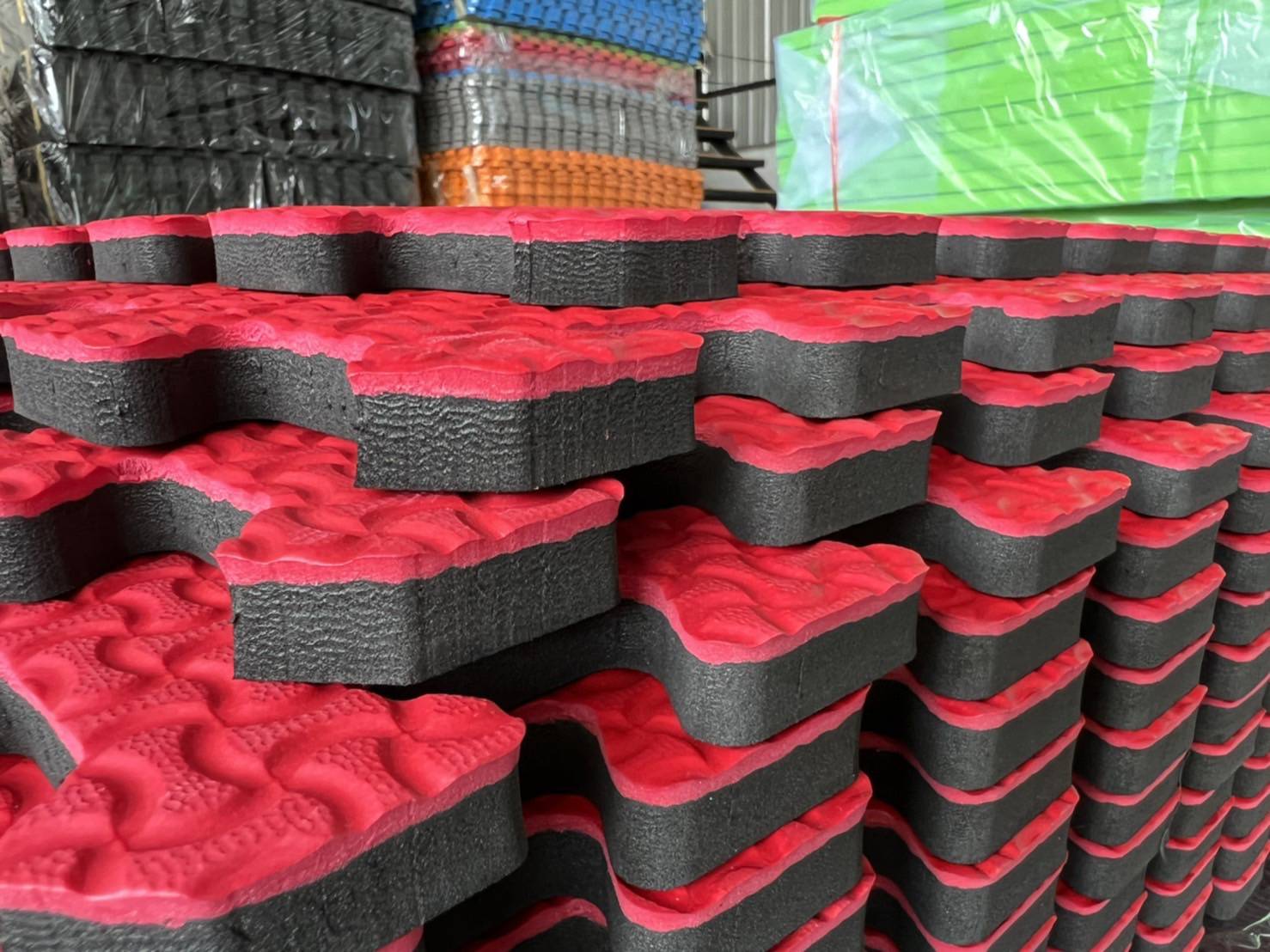 แผ่นยางปูพื้น แบบจิ๊กซอ ขนาด 1 x 1 เมตร หนา 15 มม.