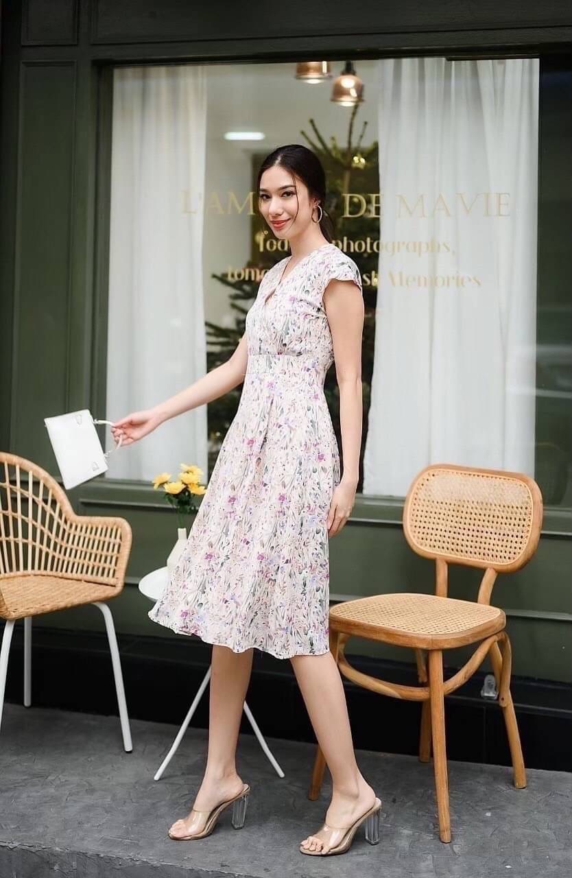 Dress ผ้าลายคอเหลี่ยมแขนยกไหล่นิดหน่อย ทรงเข้ารูปต่อเอวใส่ออกมาคือพอดีตัว ผ้าสวยเนื้อนิ่มลื่น ใส่สบาย งานซับในเย็บเก็บชาย ซิปหลังซ่อน