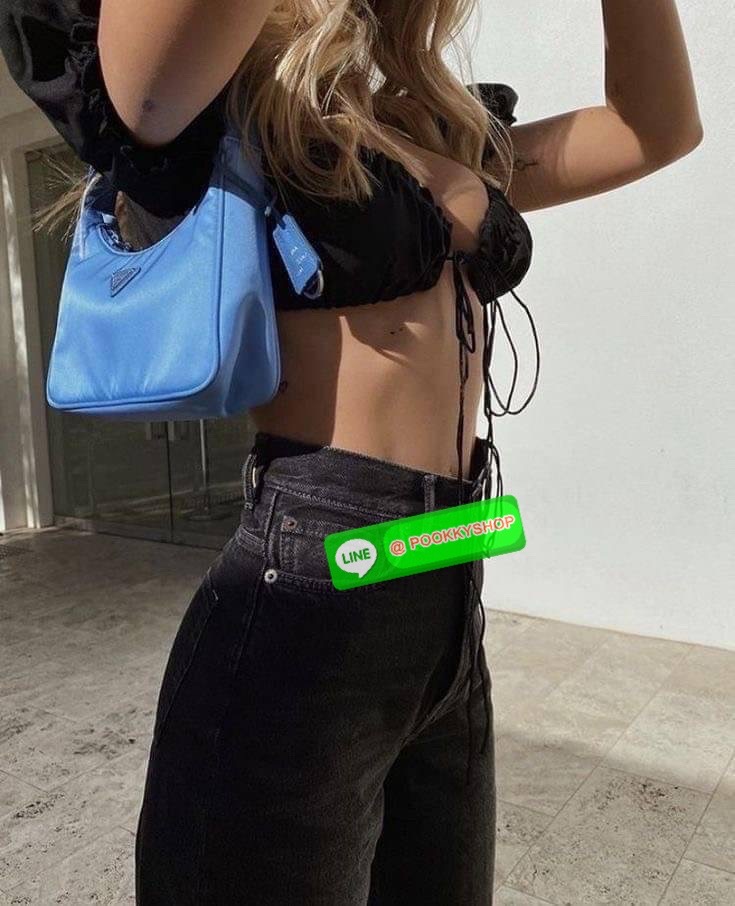 รุ่นใหม่แนะนำ!! รุ่นขายดีในตำนานค่ะ กับงานพรีเมี่ยมกิ้ฟท์ PRADA NYLON HANDBAGS ขนาดกะทัดรัด #อะไหล่เงิน วัสดุทำจากผ้าNylon อย่างหนา อยู่ทรง กันน้ำได้ หายห่วงคะ ด้านหน้ามีโลโก้แบรนด์ เปิดปิดด้วยซิป มาพร้อมสายผ้า ไม่สามารถถอดได้ ภายในบุผ้าลายPrada และป้ายโล