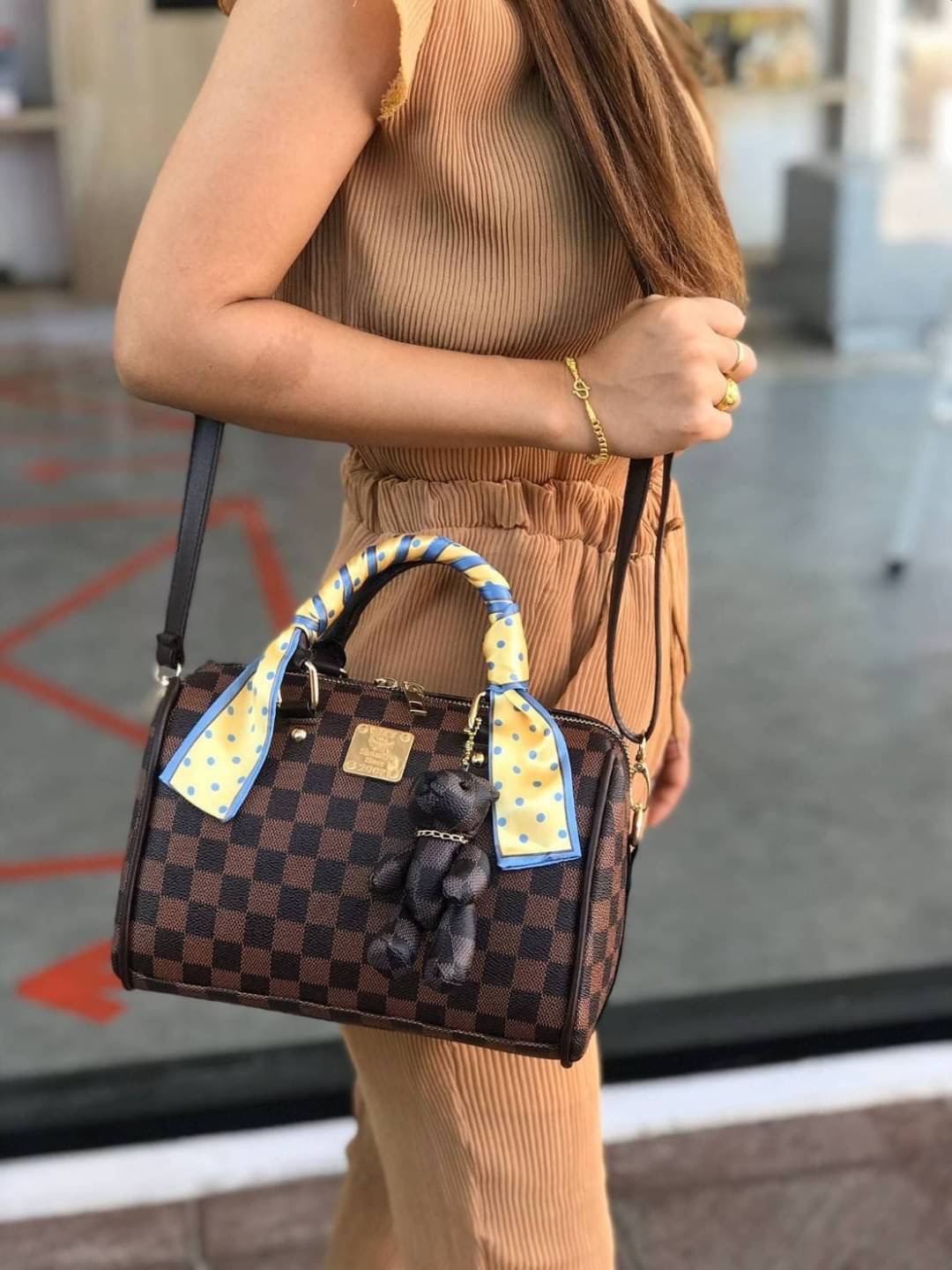 MS048 Be Bear Style My Fashion Bag หมีหมอนใหม่ !! มาแล้วค่าา ไฉไลสุดๆกับกระเป๋า shumiya ทรงหมอนสุดฮิตใบนี้ ด้านหน้าติดโลโก้แบรนด์อย่างดี มาพร้อมผ้าพันหูสุดน่ารัก ขนาดกระทัดรัดกำลังพอดี ได้ลุคคุณหนู cute สุดๆค่ะ !!! คล้องแขนได้ สะพายข้างได้ มีสายสะพายยาวถอ