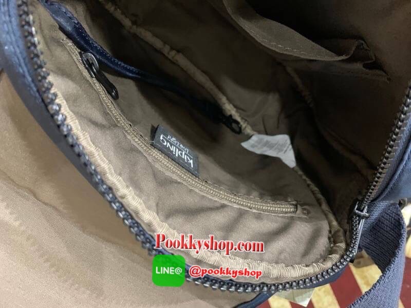 Kipling Nuria Shoulder Bag กระเป๋าสะพายคอลเลคชั่นล่าสุดของsatin camoรูปทรงสวยขนาดกระทัดรัด เปิดด้วยกระดุมแม่เหล็ก มีช่องกระเป๋าด้านหน้า มีช่องซิปหลัก ช่องซิปและช่องใส่ของจุกจิก พร้อมสายห้อยกุญแจด้านใน ด้านหลังมีช่องซิป สายสะพายเลื่อนปรับได้ตามต้องการ สะพา