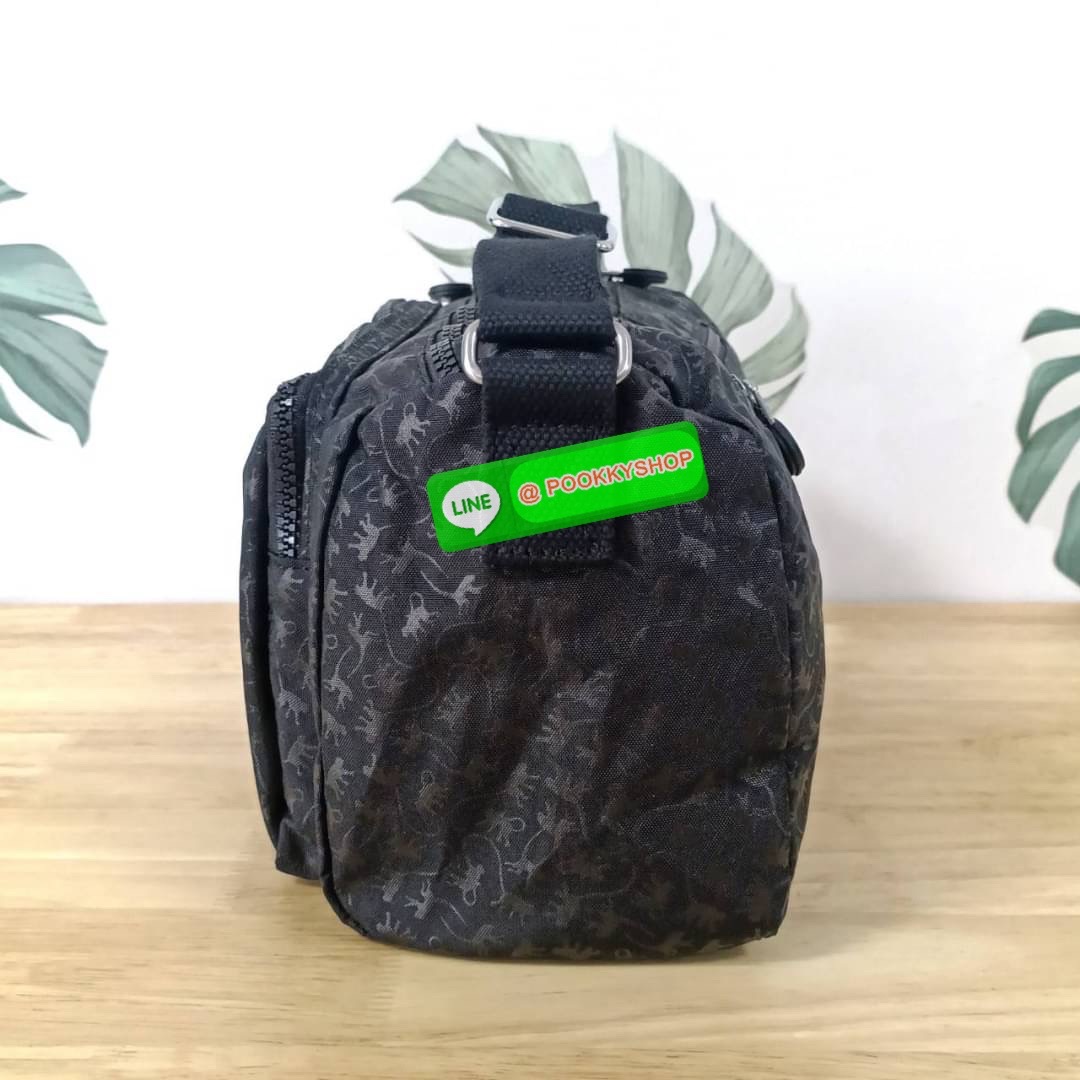 KIPLING RETH CROSSBODY BAG ซับในตาราง วัสดุ Nylon+polyester กระเป๋าสะพายข้างหรือ สะพาย Crossbody ได้ ช่องหน้าเปิด-ปิด ด้วยซิป พร้อมช่องแยกบ่อยด้านข้าง ช่องหลัก 2 ช่อง ด้านในโล่งกว้าง สามารถจุสัมภาระได้เยอะ พร้อมช่องซิปหลัง สายสะพายปรับระดับสั้น-ยาว ได้ fr