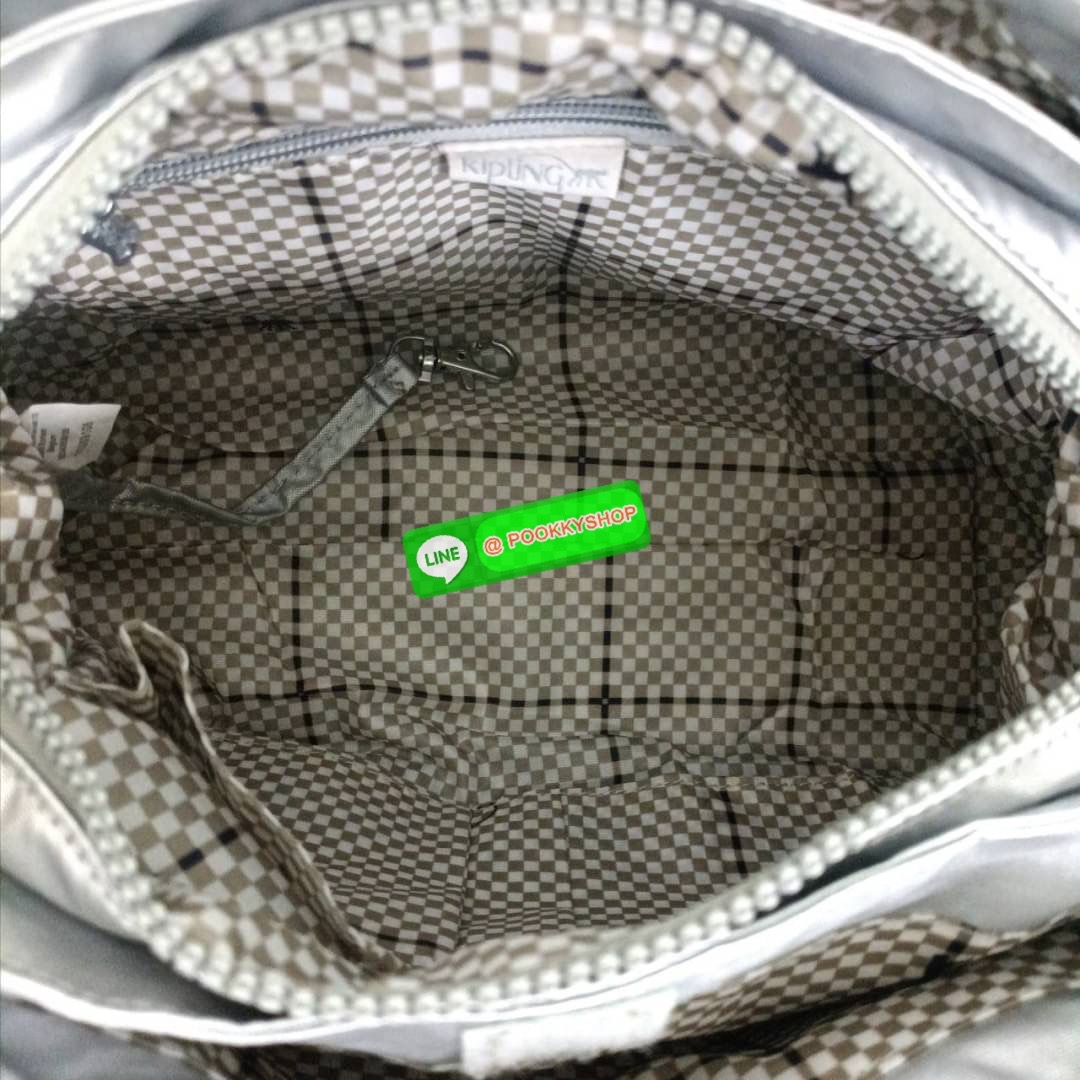 KIPLING ELISE HANDBAG กระเป๋าถือและสะพายไหล่ ขนาดกำลังพอดี จุของได้มาก มีหูจับสองสาย ถือสะดวก น้ำหนักเบา มีช่องซิป ด้านหน้า ช่อง กระเป๋าหลักเปิด-ปิดด้วยซิป มี3 ช่องว่างใส่ของได้จุมากๆ ใส่มือถือได้ กระเป๋าสตางค์ใบยาว และ เครื่องสำอางค์ได้หลายชิ้นเลยค่ะ เก็