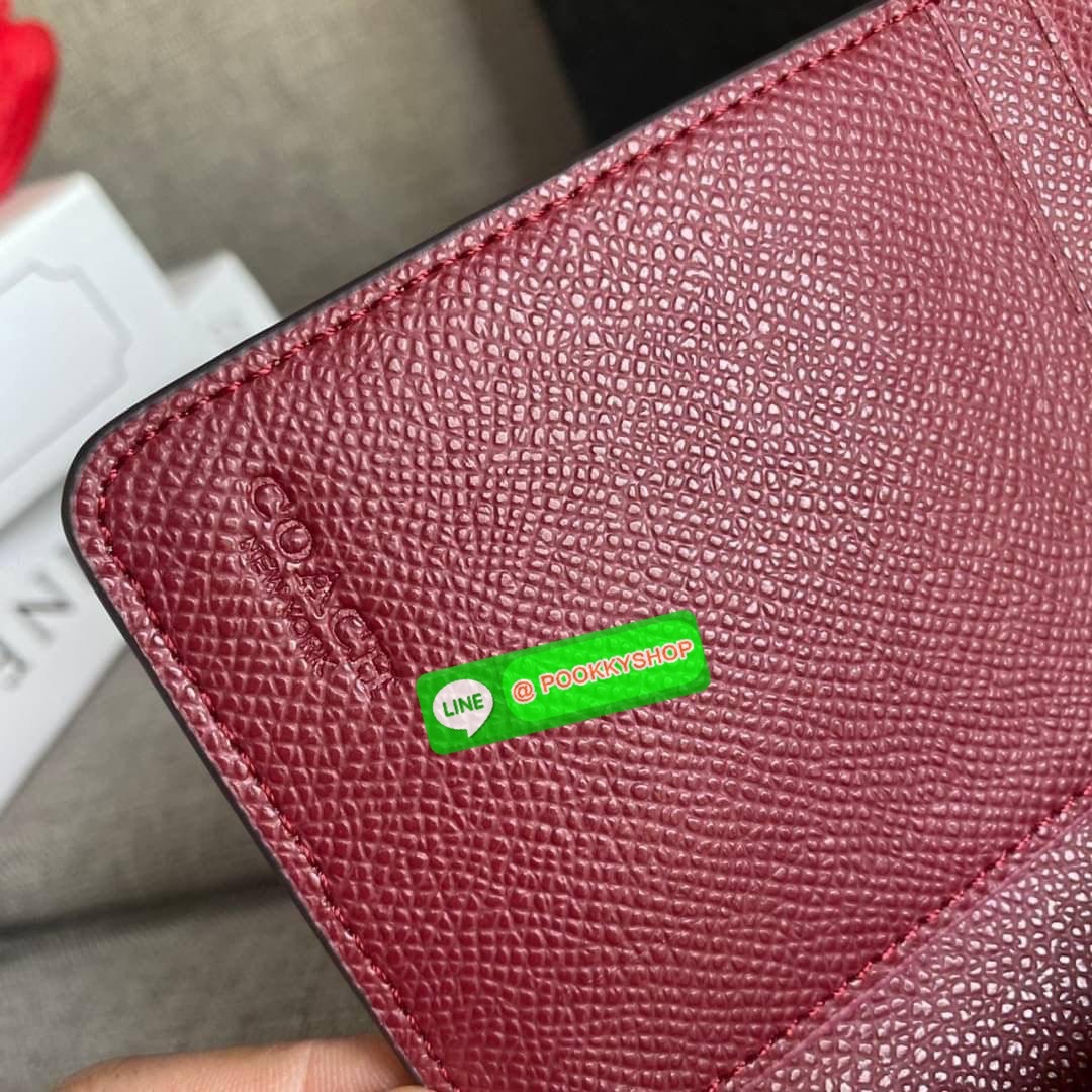 COACH 6390 MEDIUM CORNER ZIP WALLET กระเป๋าสตางค์ใบกลาง สีพื้นเรียบหรู วัสดุcrossgrain ภายในมีช่องใส่บัตรและธนบัตรได้ทุกชนิด มีช่องซิปใส่เหรียญ ขนาดกะทัดรัดพกพาง่าย คนชอบจัดระเบียบกระเป๋าสตางค์แนะนำเลยจ้า