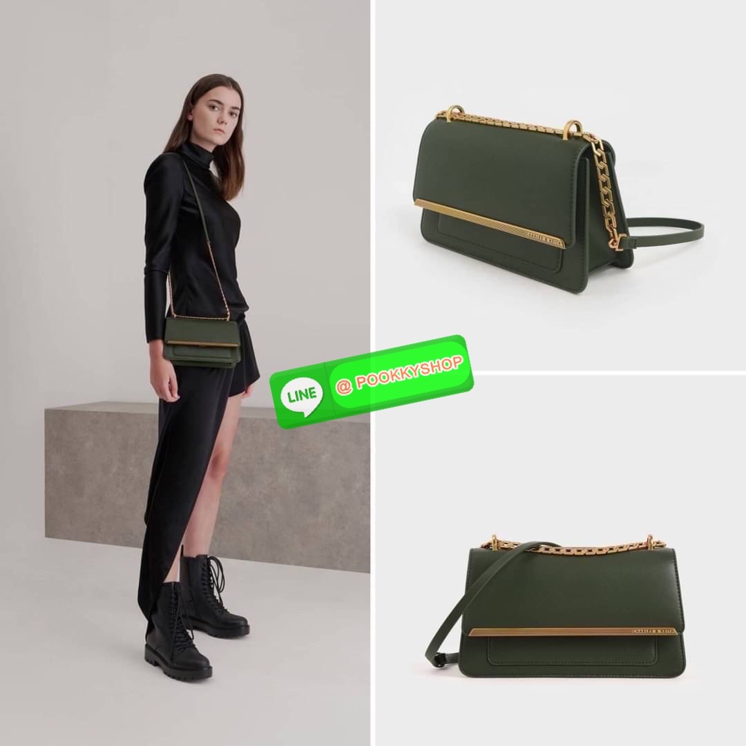 Charles & Keith Metallic Accent Evening Clutch กระเป๋าสะพายวางอยู่ทรงสวย สายโซ่ดีไซน์เก๋มากๆ สามารถสะพายแบบสายคู่/สายเดี่ยวแบบcrossbody ได้ เปิดปิดแบบตัวล็อกด้านหน้า เปิดมาจะมีช่องเล็กใส่บัตร/เหรียญได้ ช่องใหญ่ด้านในมีช่องซิปเล็ก 1 ช่อง ช่องใส่การ์ด 3 ช่อ