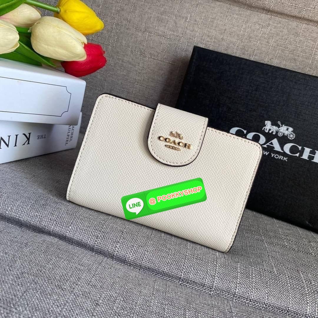 COACH 6390 MEDIUM CORNER ZIP WALLET กระเป๋าสตางค์ใบกลาง สีพื้นเรียบหรู วัสดุcrossgrain ภายในมีช่องใส่บัตรและธนบัตรได้ทุกชนิด มีช่องซิปใส่เหรียญ ขนาดกะทัดรัดพกพาง่าย คนชอบจัดระเบียบกระเป๋าสตางค์แนะนำเลยจ้า