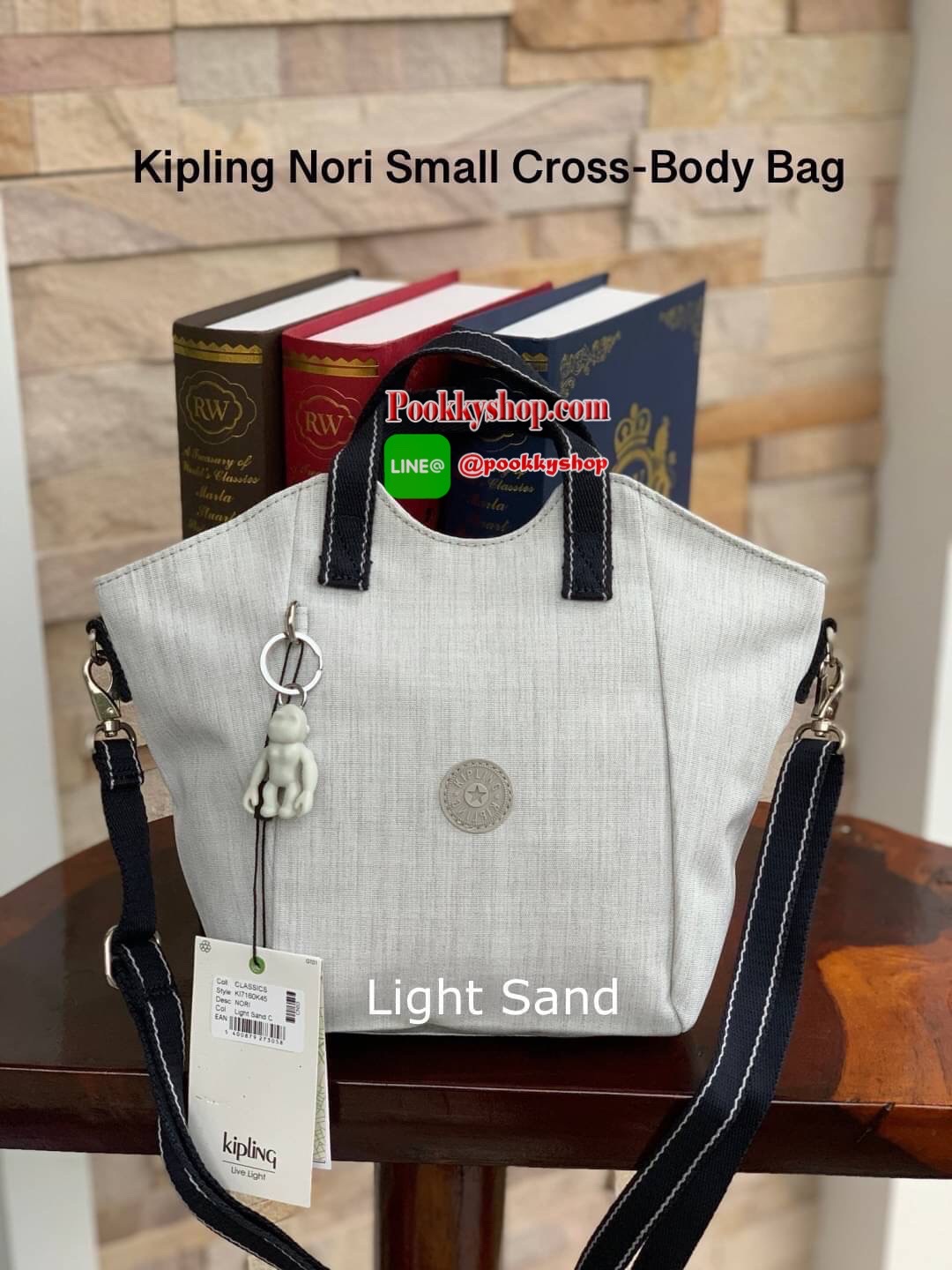 KILING NORI Handbag & Shoulder bag กระเป๋าถือหรือสะพายขนาดกลาง ทำจากวัสดุ ผ้า Nylonเคลือบ+Polyester น้ำหนักเบา จุดเด่นที่ช่องหลักมีขนาดใหญ่ พร้อมช่องซิปแยกย่อย สามารถใส่สัมภาระได้เยอะ มาพร้อมสายสะพายยาว สามารถปรับระดับได้ตามความต้องการ มีพวงกุญแจลิงห้อยตา