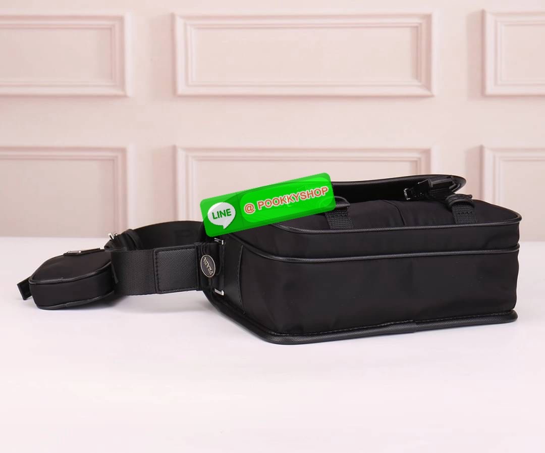 Prada Re-Nylon And Saffiano Leather Shoulder Bag With Enameled Metal Triangle Logo Black พร้อมส่งรุ่นใหม่ ทรง Mini Messenger จากงานพรีเมียมกิฟ สมนาคุณ อย่าง PRADA ทรงยอดฮิตของคุณผู้ชาย วัสดุทำจากผ้า Nylon อย่างหนา กันน้ำได้ มีโลโก้แบรนด์อยู่ข้างหน้า อะไหล